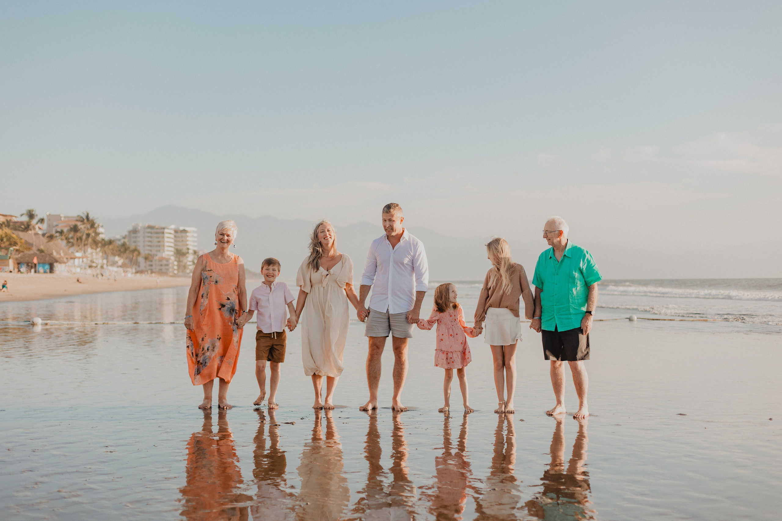 Laughter, Sand, and Sea: A Family Session in Nuevo Vallarta. Fotógrafo de Bodas en Puerto Vallarta y Riviera Nayarit | VL photo & film
