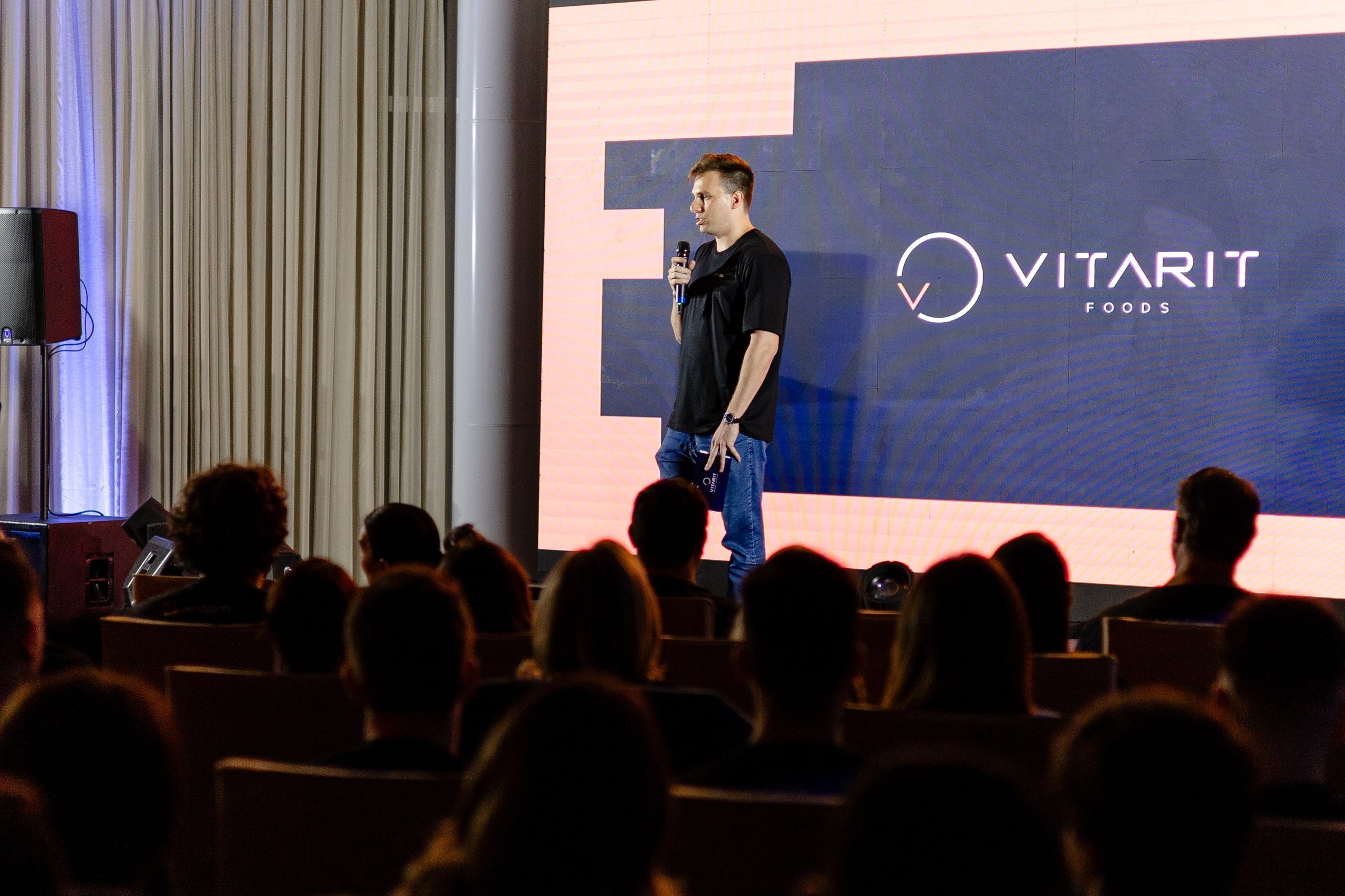 Fotografia de evento corporativo Triveni Day com César Cielo em Itajaí