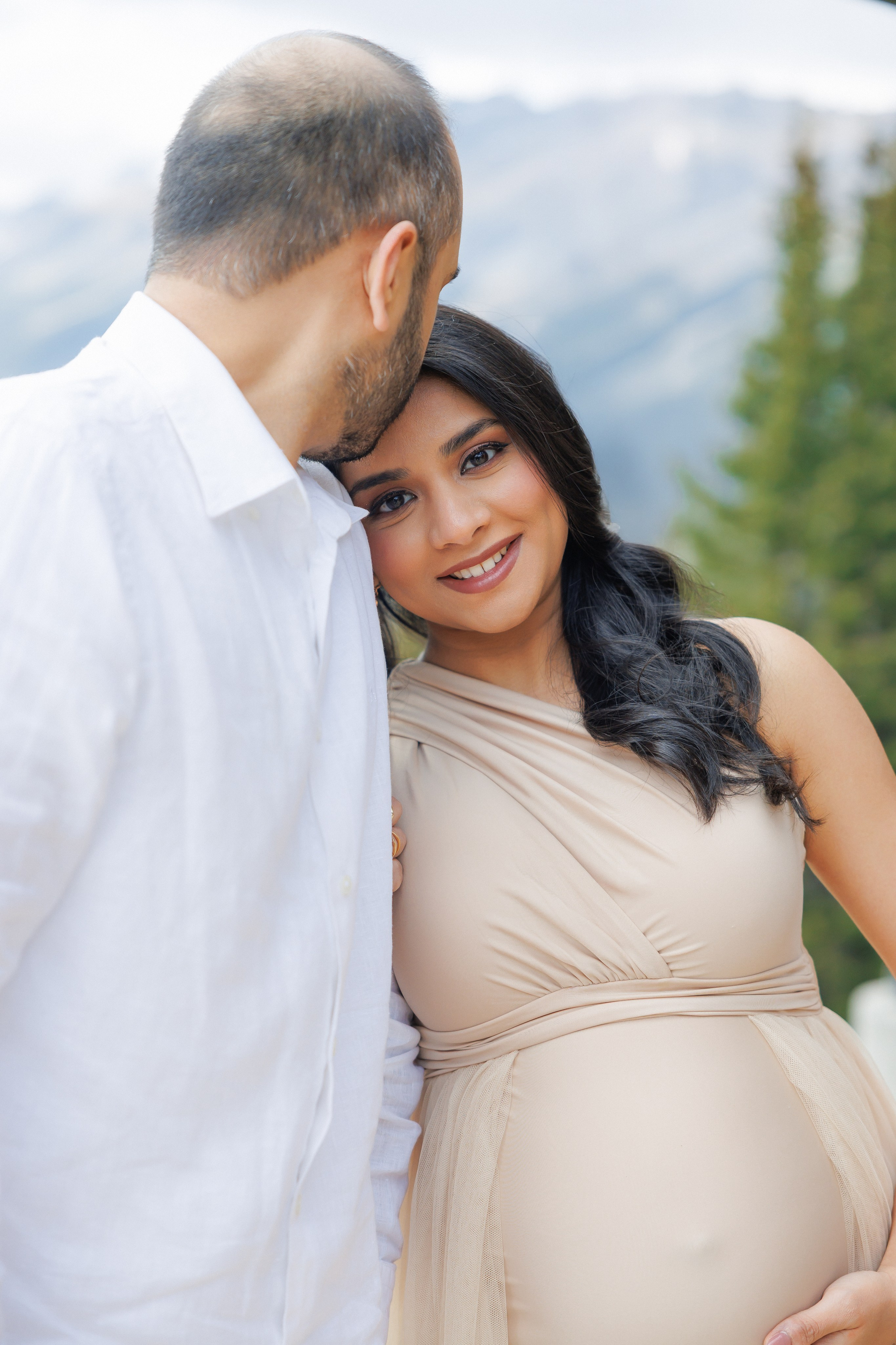 Mountain maternity shoot. Photographer Elvira Hryshchenko