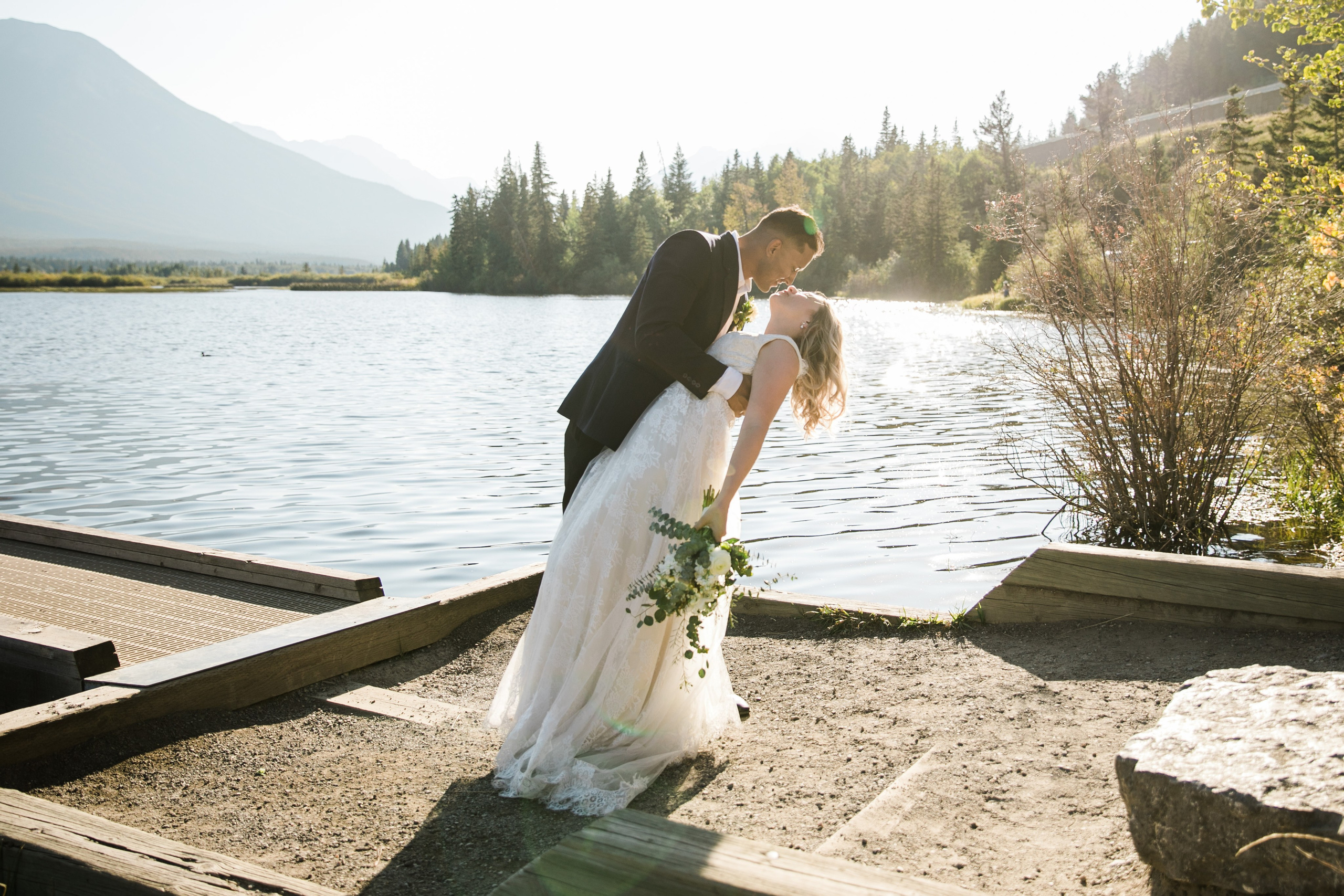 Dakota & Jarrett Wedding — Vermilion Lakes. Fotografía accesible en Calgary