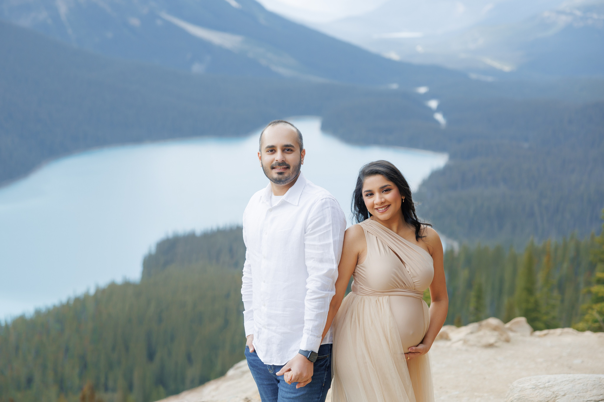 Mountain maternity shoot. Photographer Elvira Hryshchenko