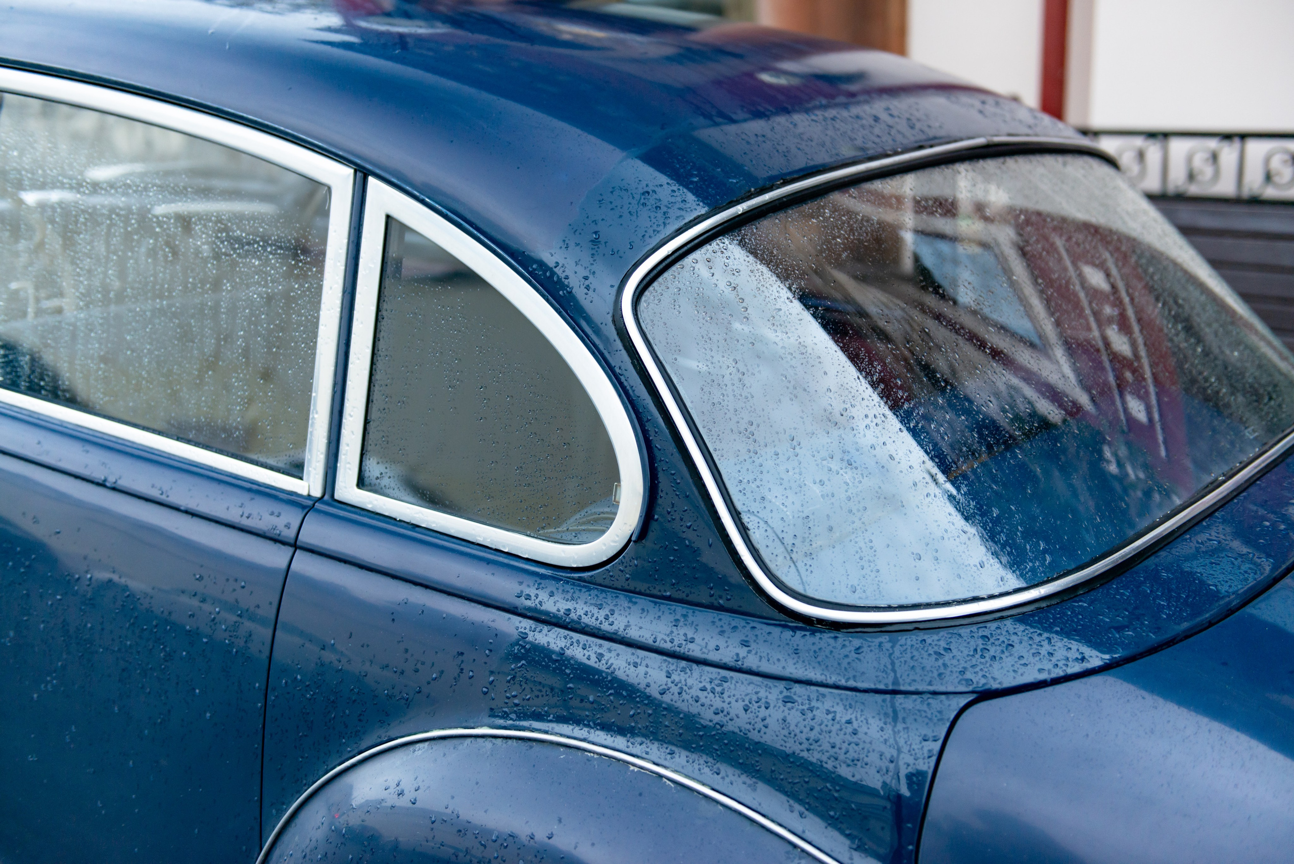Красивая BMW 501 у ресторана Ноев Ковчег в Москве. PHOTOGRAPHER QUINTANA ROO