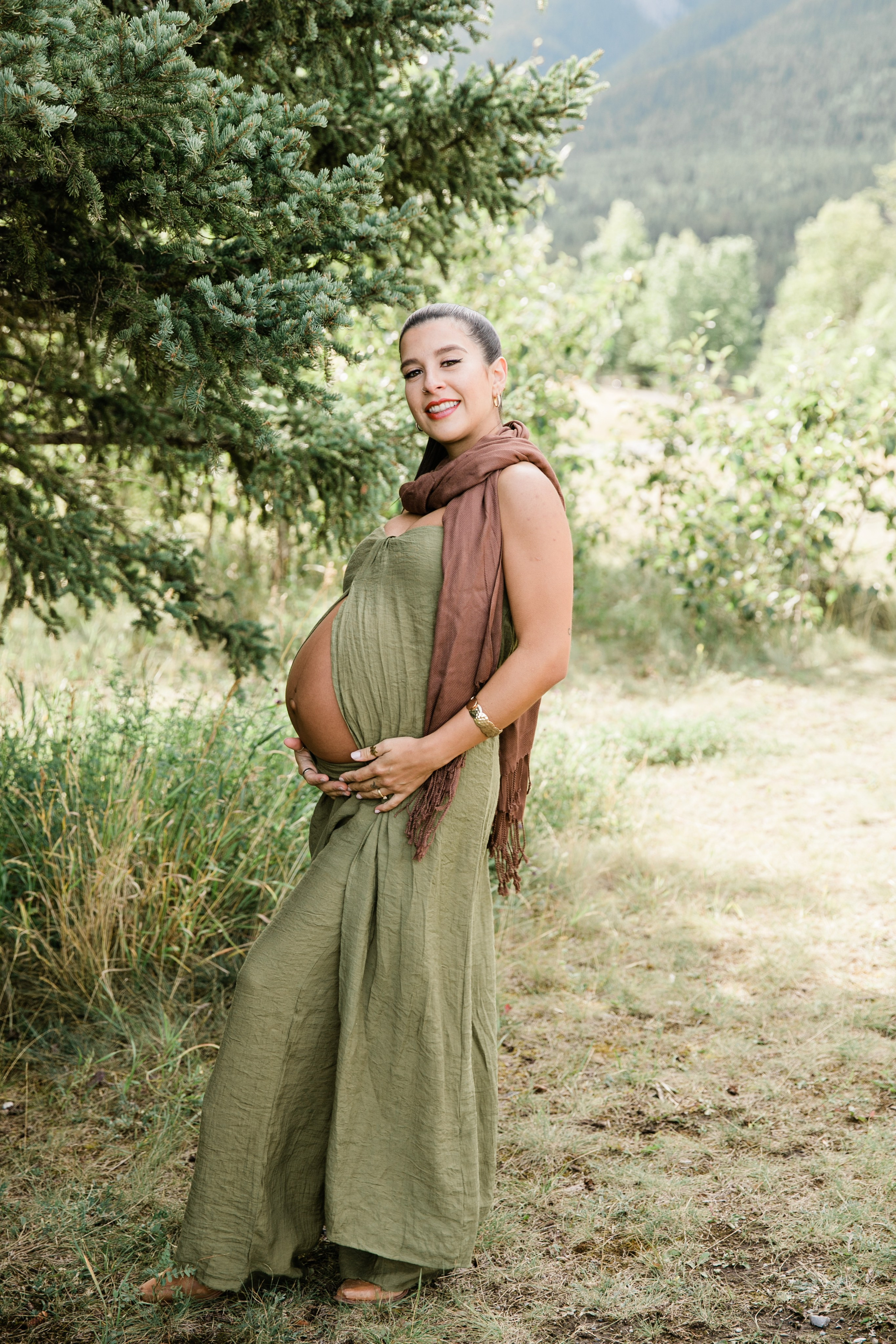 Maternity Photos — Canmore — Daniella. Fotografía accesible en Calgary
