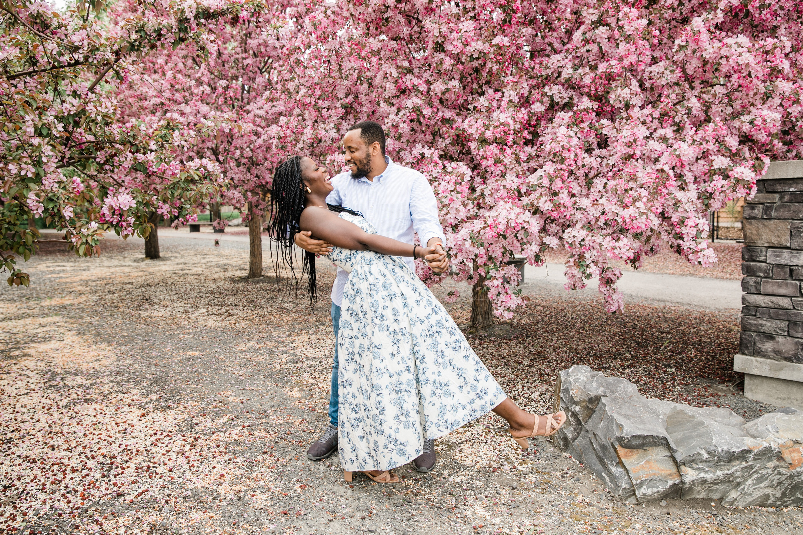 Ester — Cherry Blossom Family Photos. Fotografía accesible en Calgary