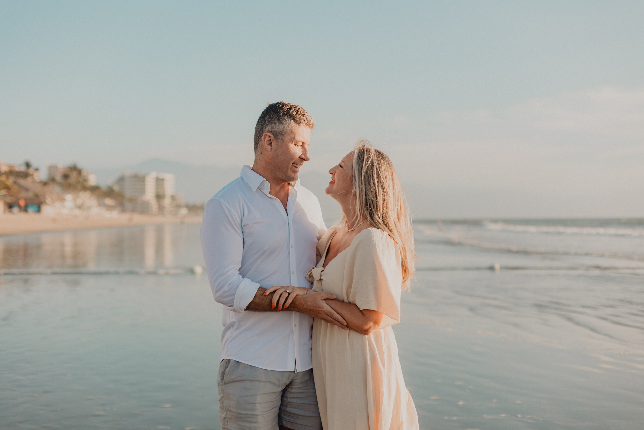 Laughter, Sand, and Sea: A Family Session in Nuevo Vallarta. Fotógrafo de Bodas en Puerto Vallarta y Riviera Nayarit | VL photo & film