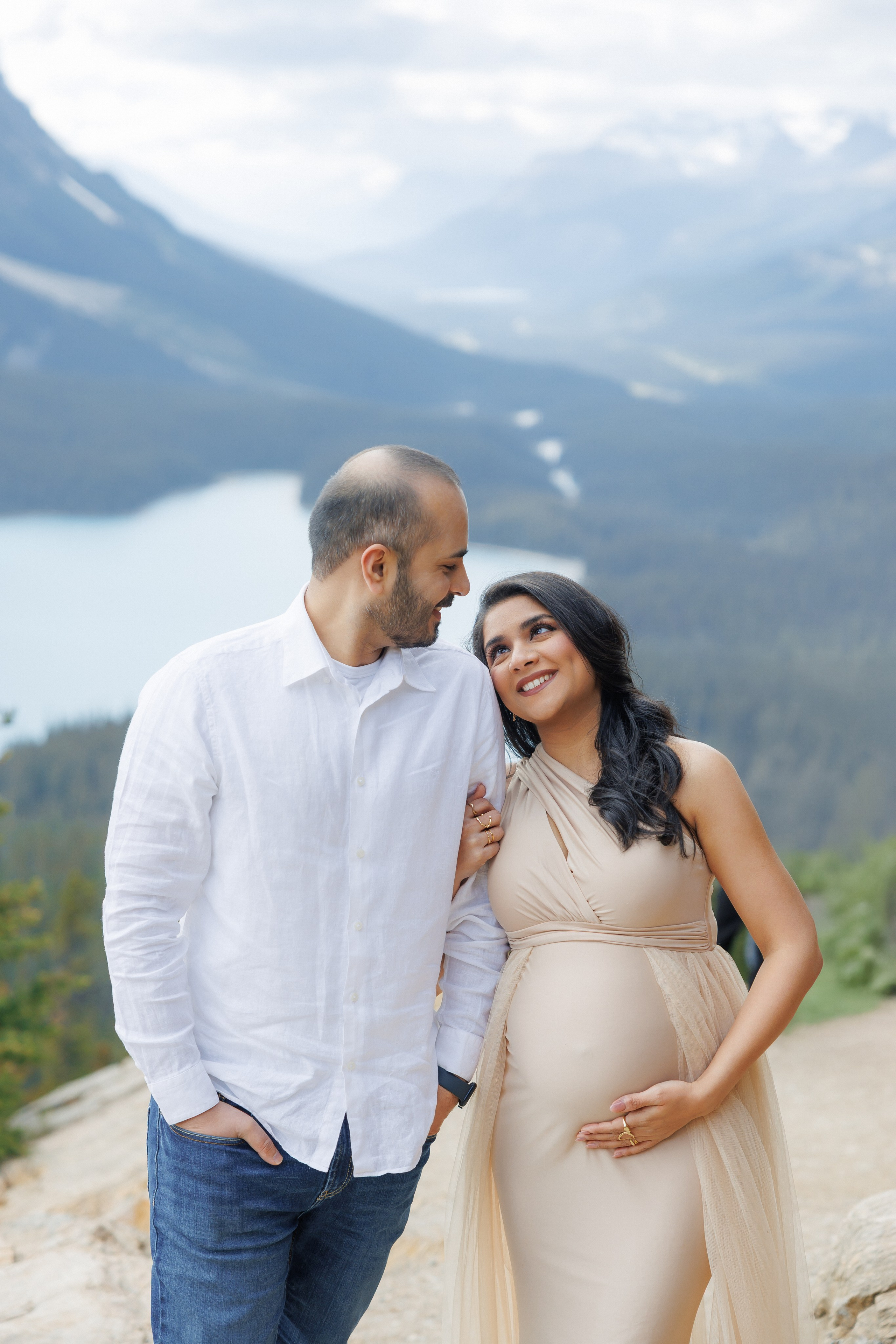 Mountain maternity shoot. Photographer Elvira Hryshchenko
