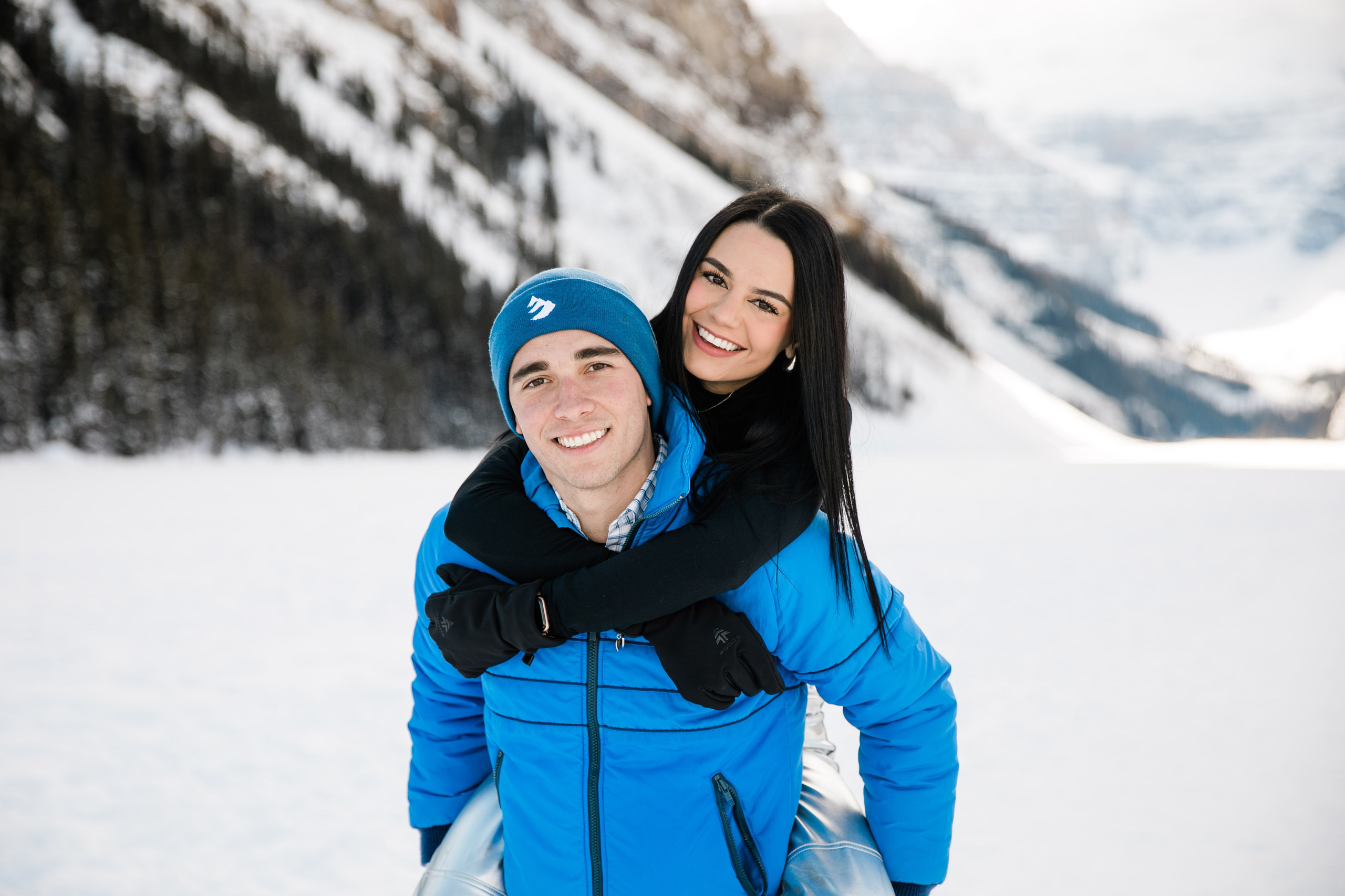 A & M — Lake Louise Engagement. Fotografía accesible en Calgary