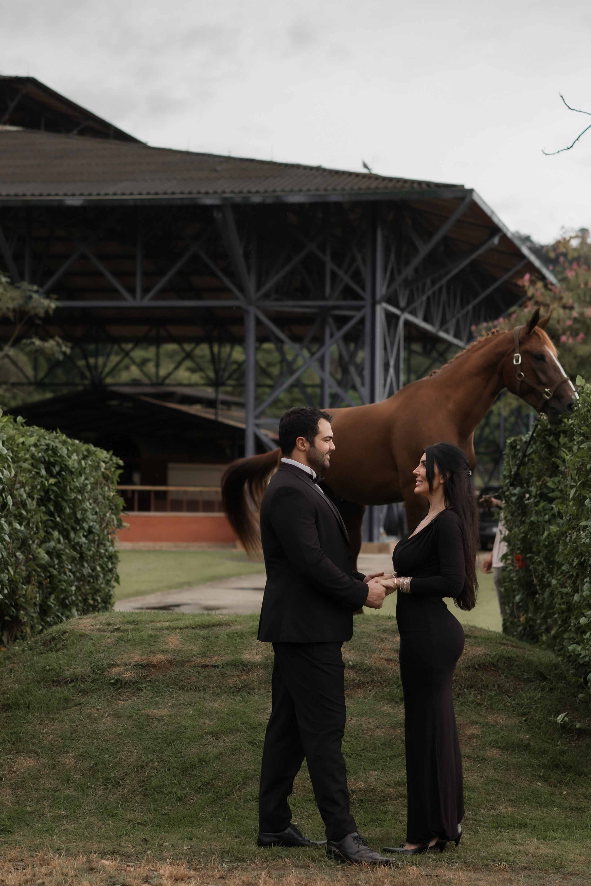 Um pré-casamento no campo em Minas Gerais com cavalo, paisagem natural e retratos com estética clássica. Fotografia para casais que desejam um ensaio sofisticado, emotivo e com linguagem editorial.