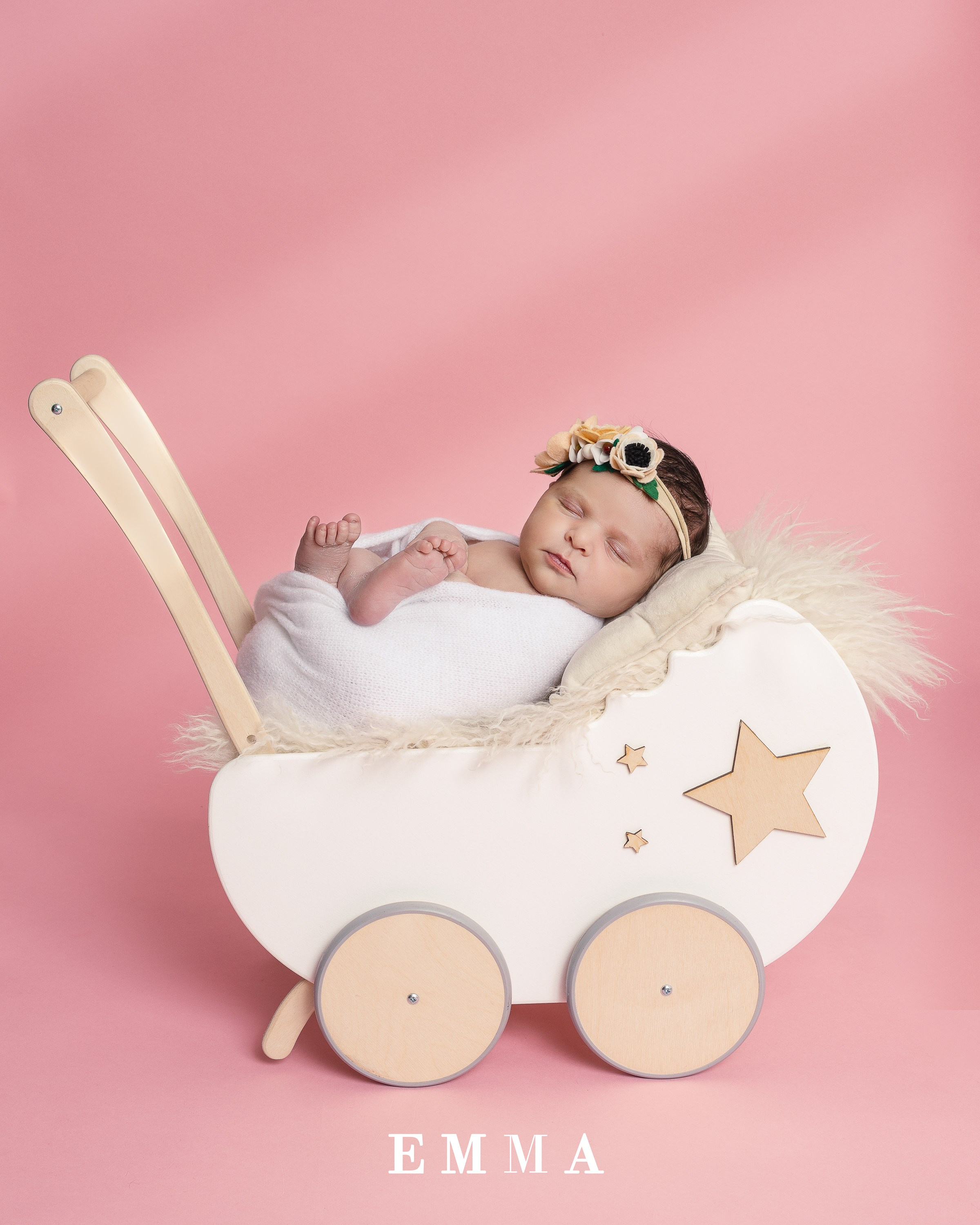 NEWBORN. Je suis photographe portraitiste et je réalise des portraits à toutes les étapes de votre vie! Bienvenue dans mon studio à Westmount, Qc