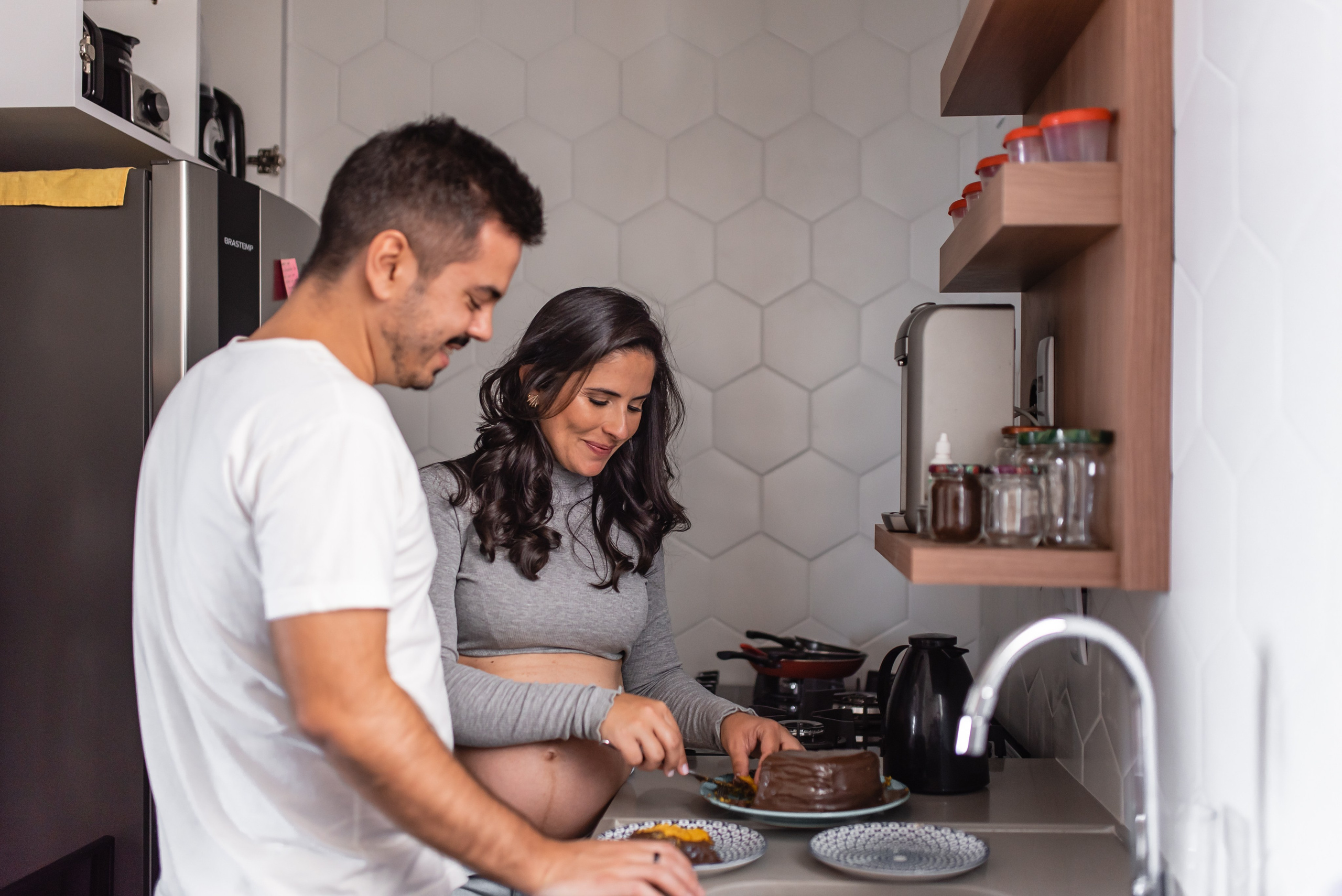 Ensaio gestante lifestyle em Belo Horizonte, família cozinhando juntos de forma espontânea