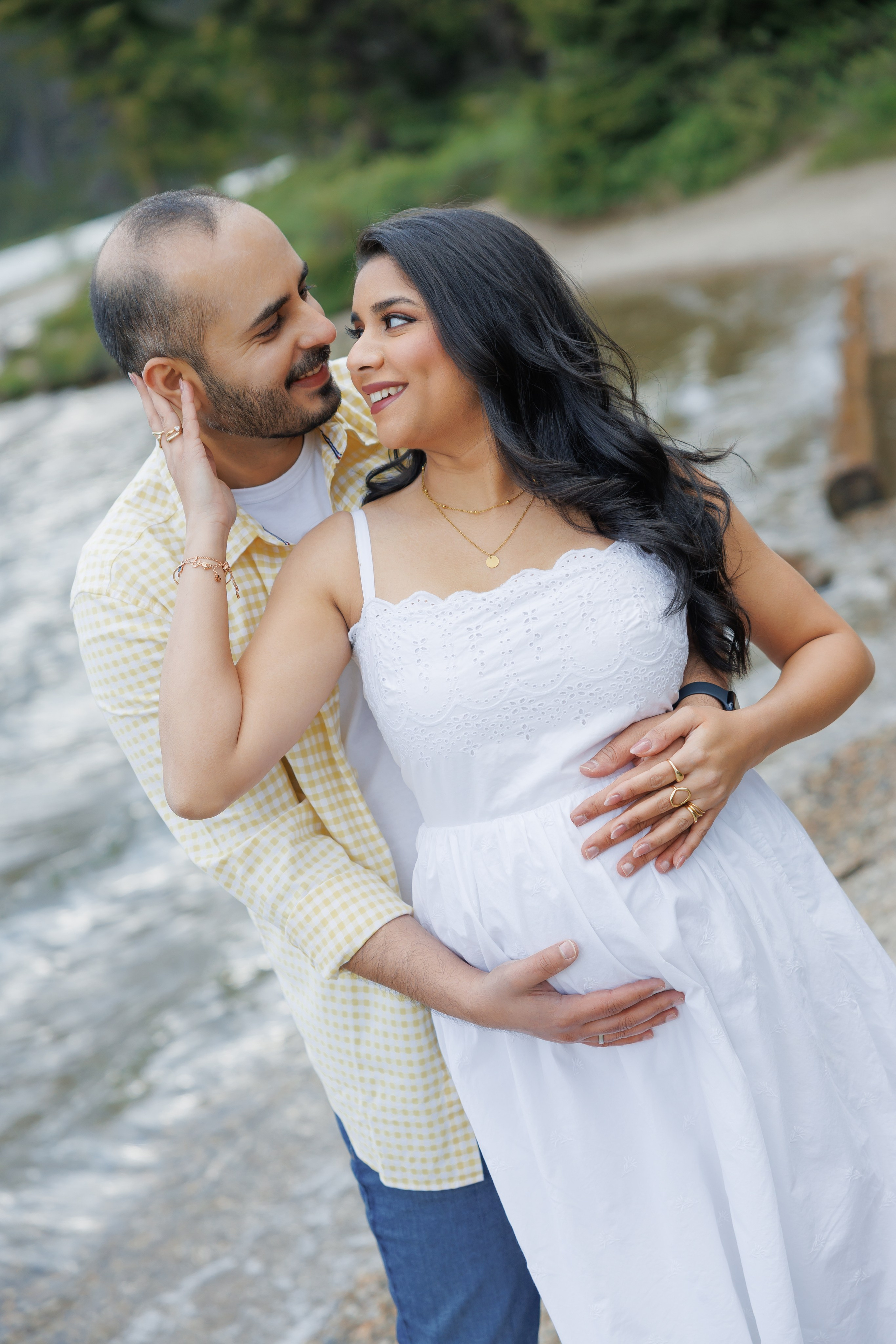 Mountain maternity shoot. Photographer Elvira Hryshchenko