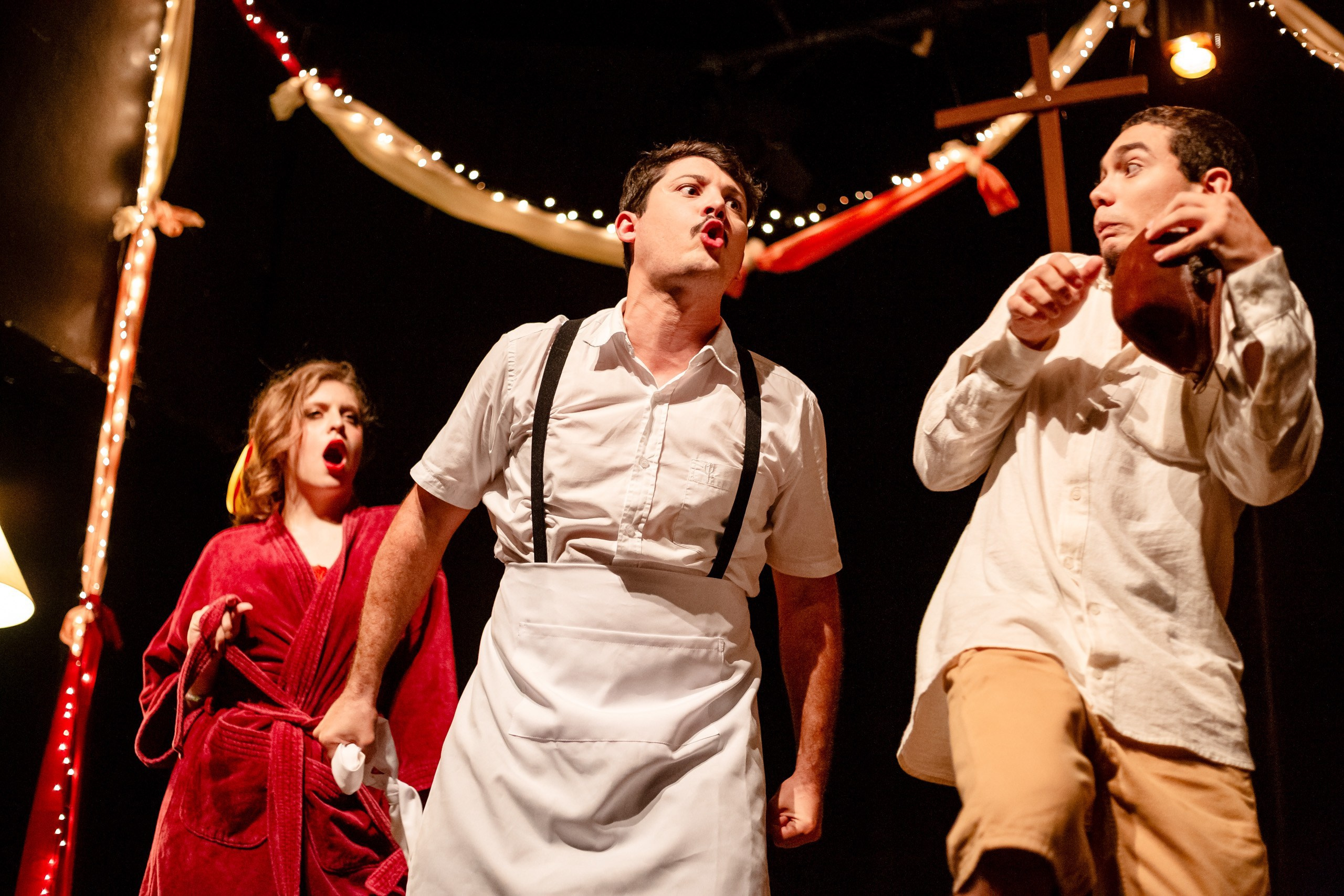 Apresentação teatral com ator gritando para o outro.