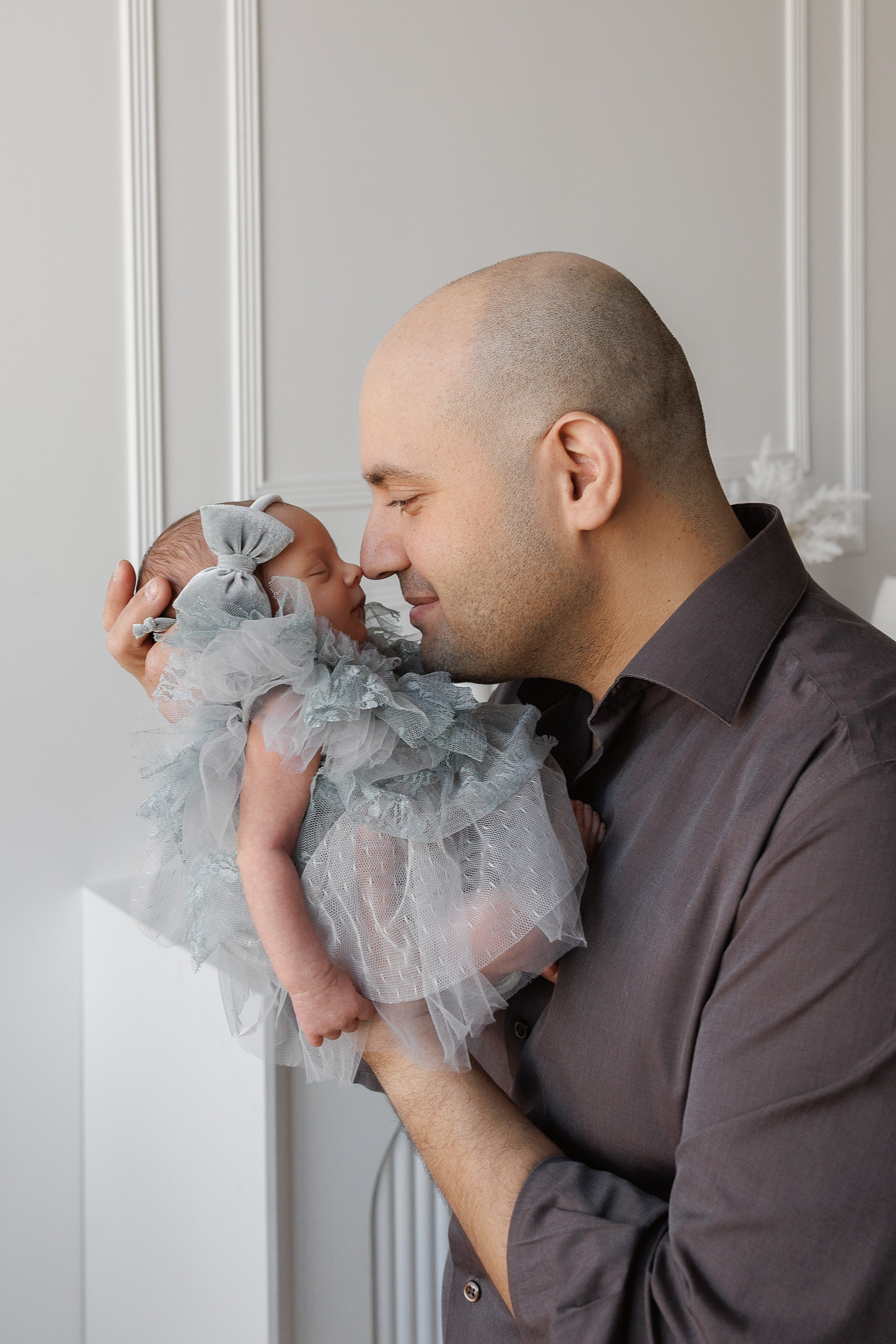 NEWBORN. Je suis photographe portraitiste et je réalise des portraits à toutes les étapes de votre vie! Bienvenue dans mon studio à Westmount, Qc