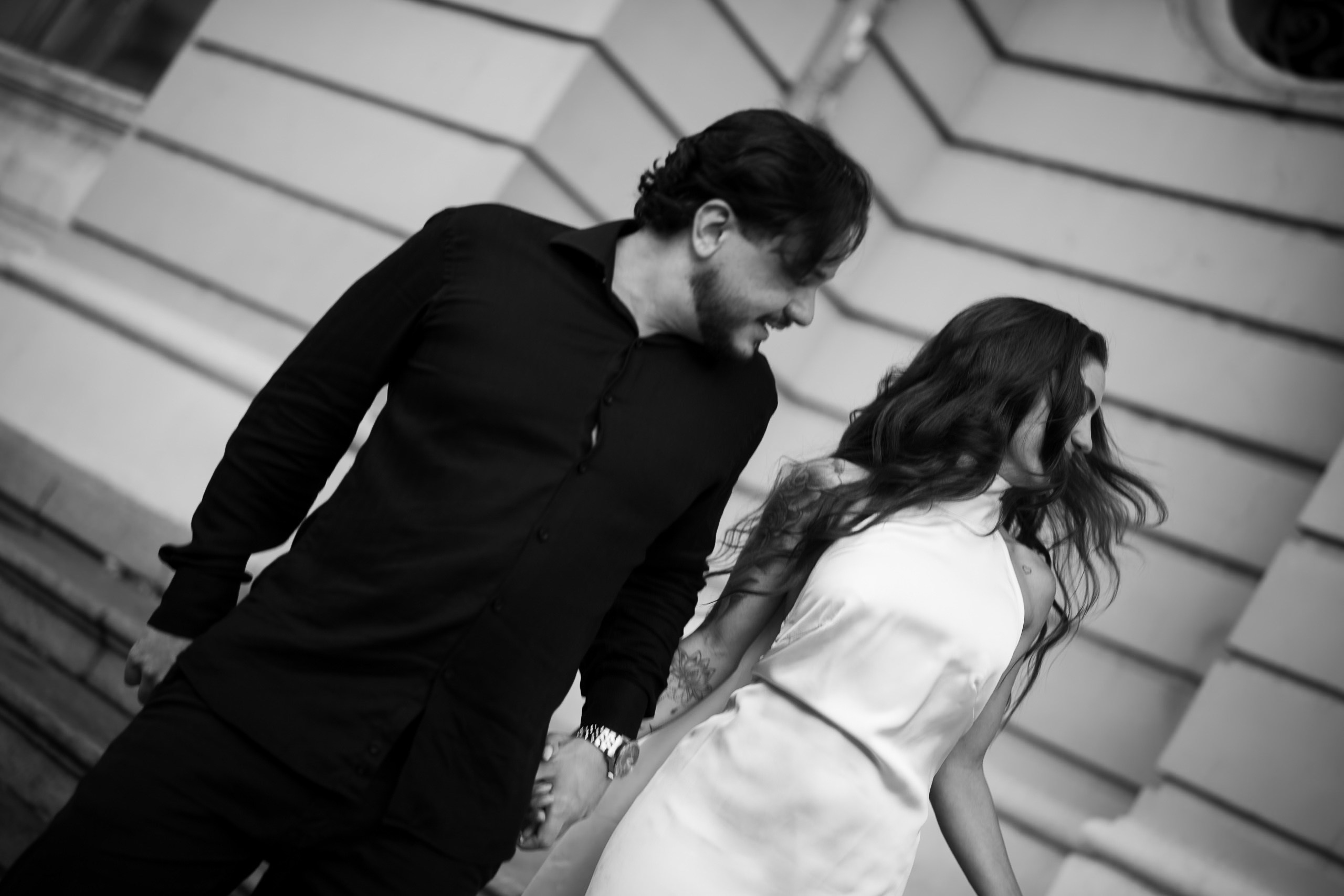Fotógrafos de casamento em Belo Horizonte registrando Thaynara e Gabriel na Praça da Liberdade. Um ensaio leve, sofisticado e verdadeiro com estética editorial contemporânea.