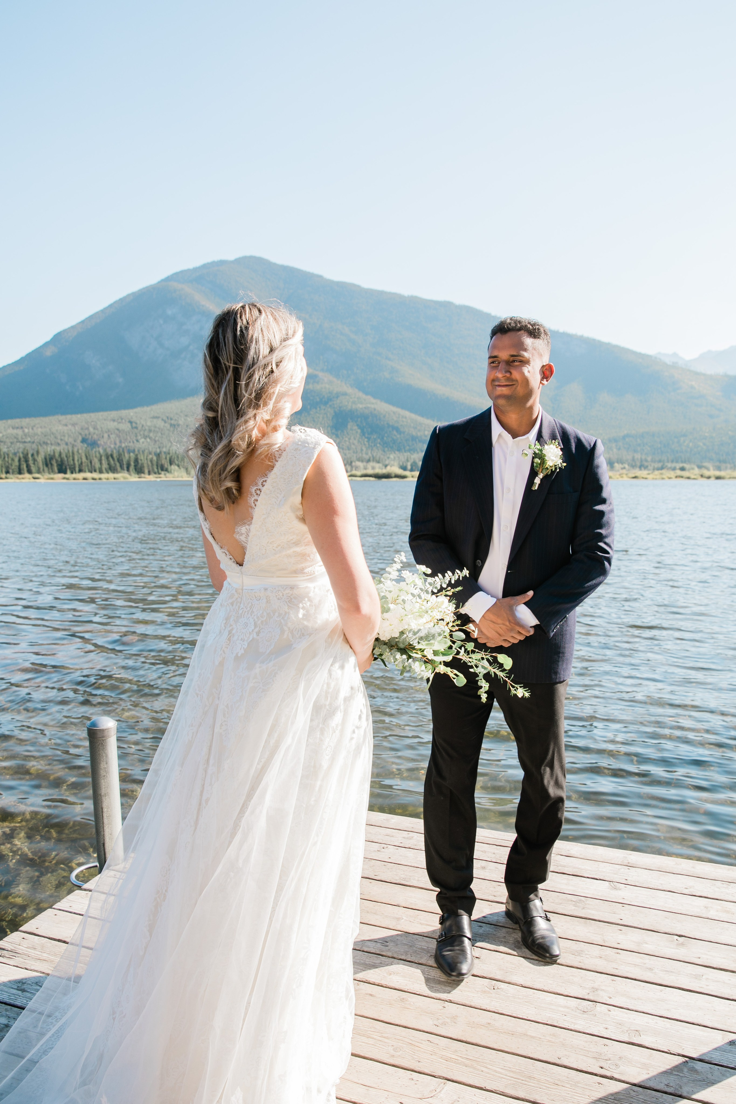Dakota & Jarrett Wedding — Vermilion Lakes. Fotografía accesible en Calgary