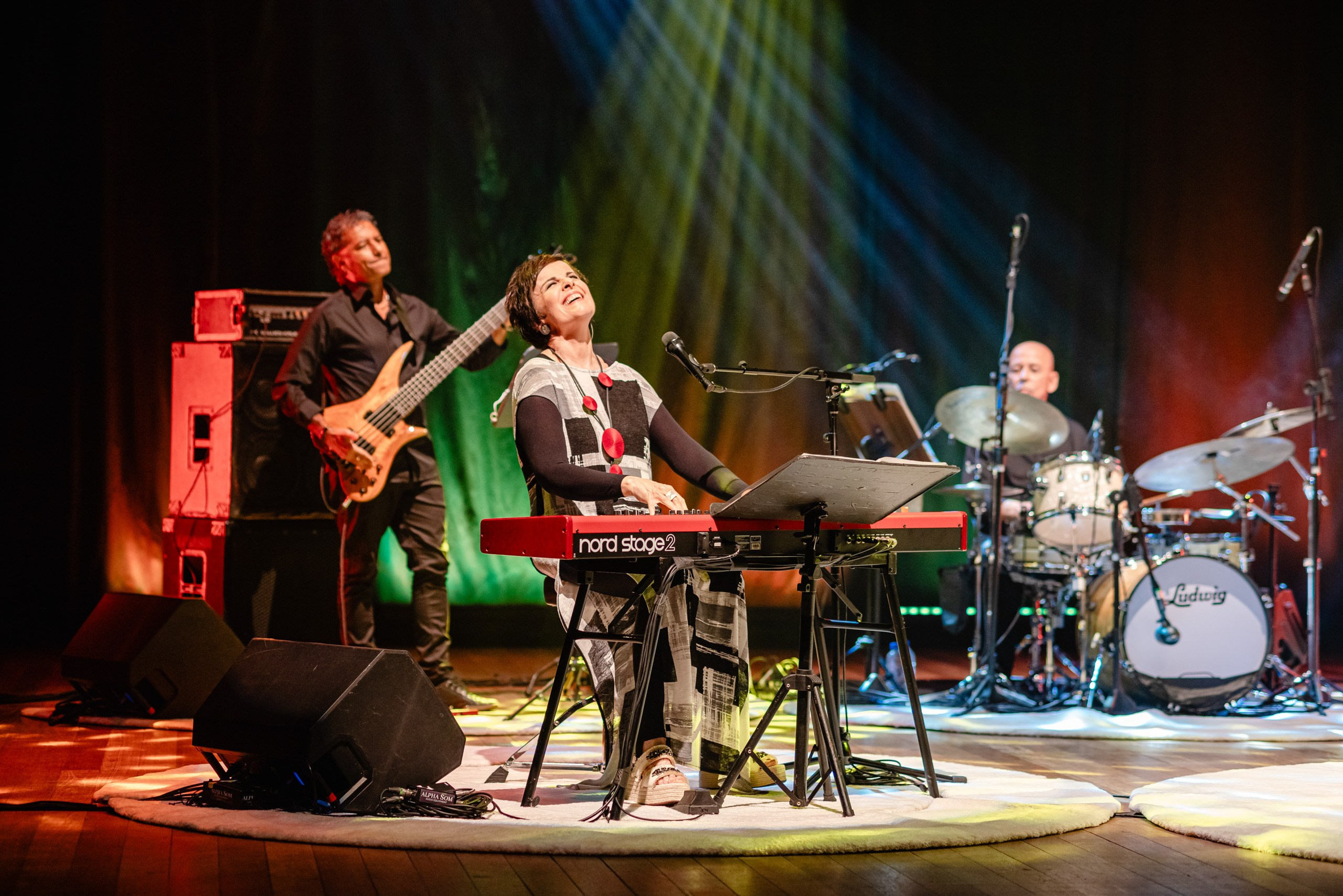 Fotografia de show da cantora Leila Pinheiro no Teatro Municipal de Itajaí
