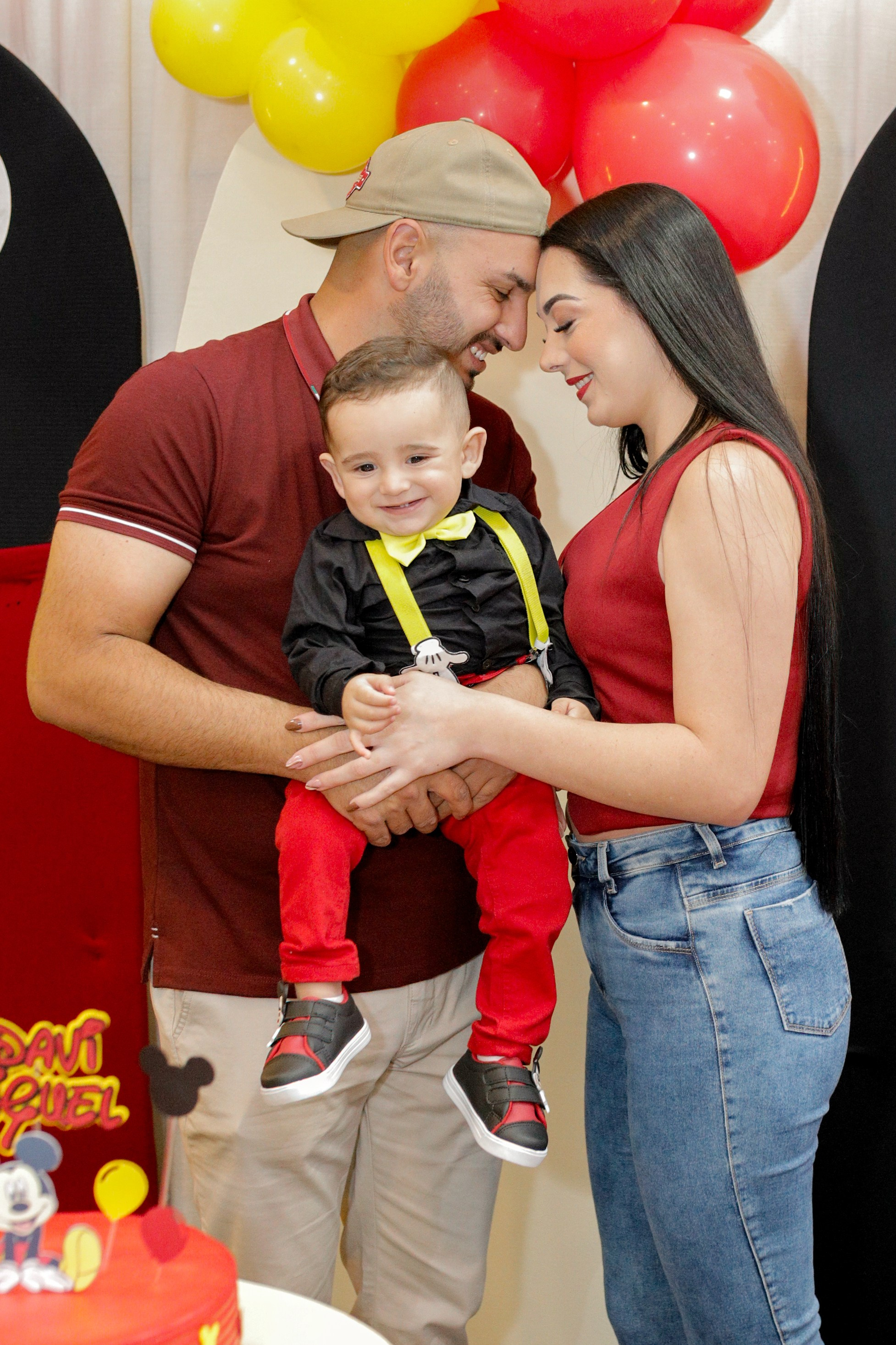 Fotos de família em evento infantil em Joinville - Momento carinhoso do casal por Lenofotografia