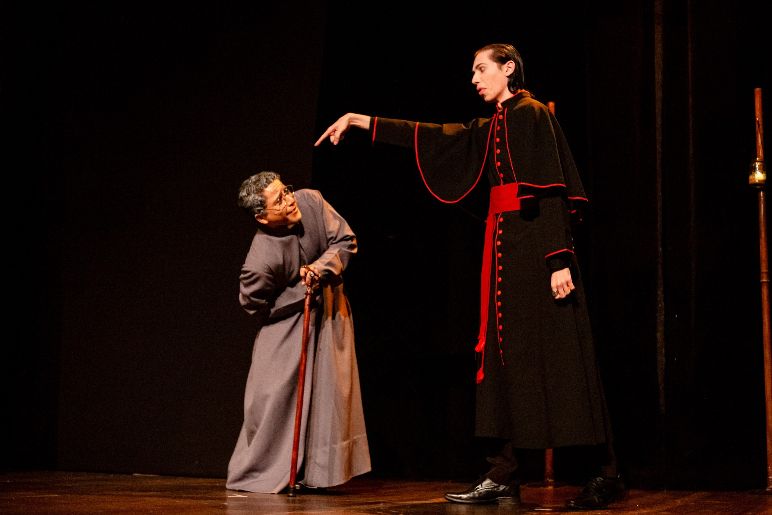 Fotografia de espetáculo teatral Auto da Compadecida do grupo de teatro Anchieta Arte Cênica