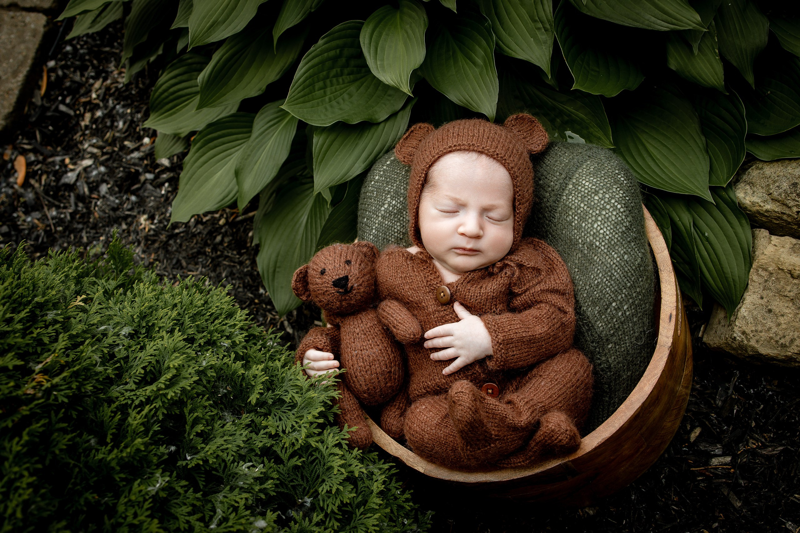 NEWBORN. Je suis photographe portraitiste et je réalise des portraits à toutes les étapes de votre vie! Bienvenue dans mon studio à Westmount, Qc