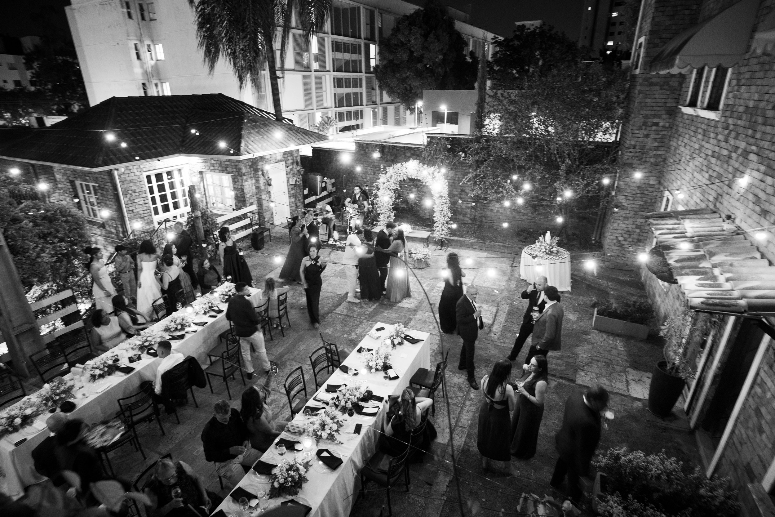 Casamento ao ar livre de Elizabeth e João no Vila Rica Pampulha em BH. Edu e Josi Fotografia registrando momentos espontâneos e verdadeiros do casal.