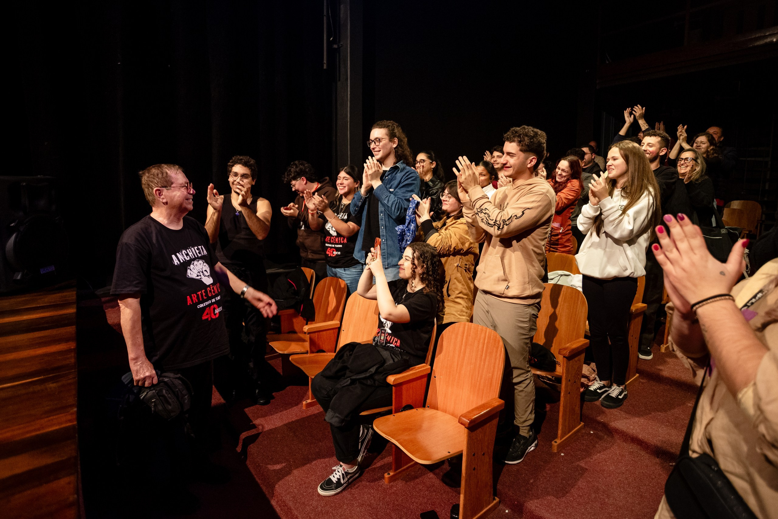 Fotografia de show dos Mequetrefes na Casa da Cultura Dide Brandão em Itajaí