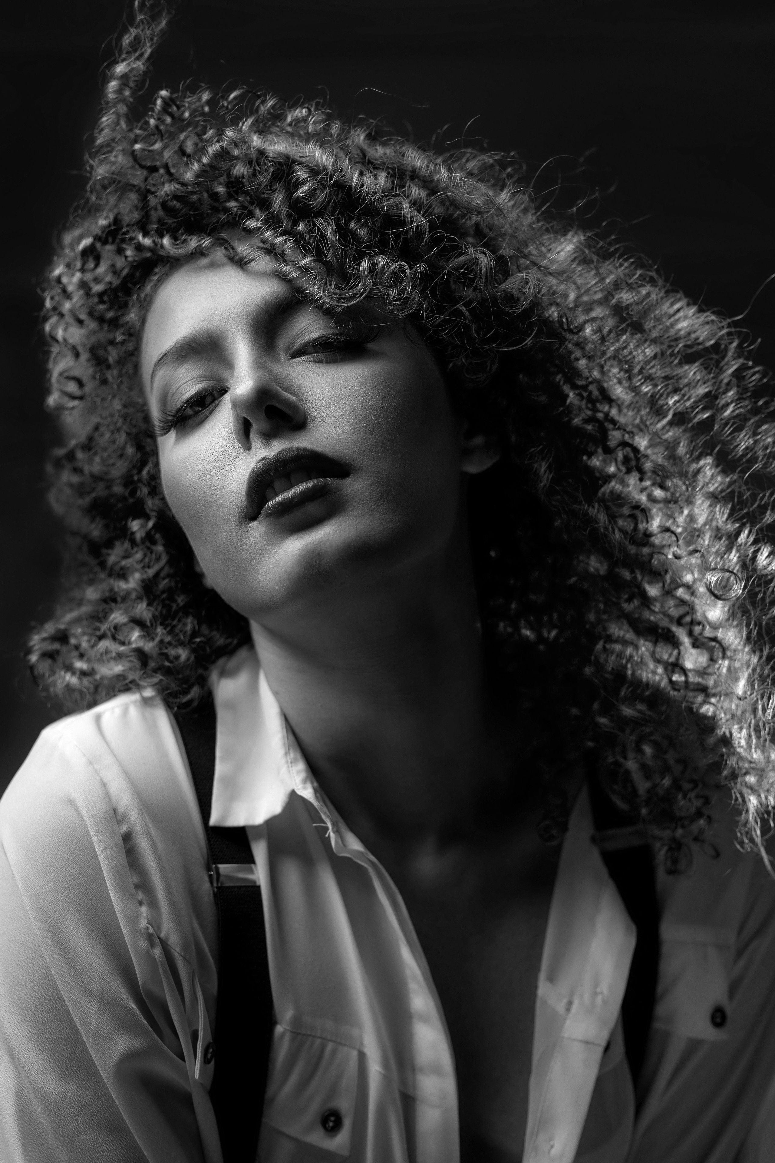 Fotografia pessoal em estúdio em São Paulo para quem deseja se enxergar de uma nova forma. Retratos femininos que valorizam autoestima, personalidade e autenticidade.