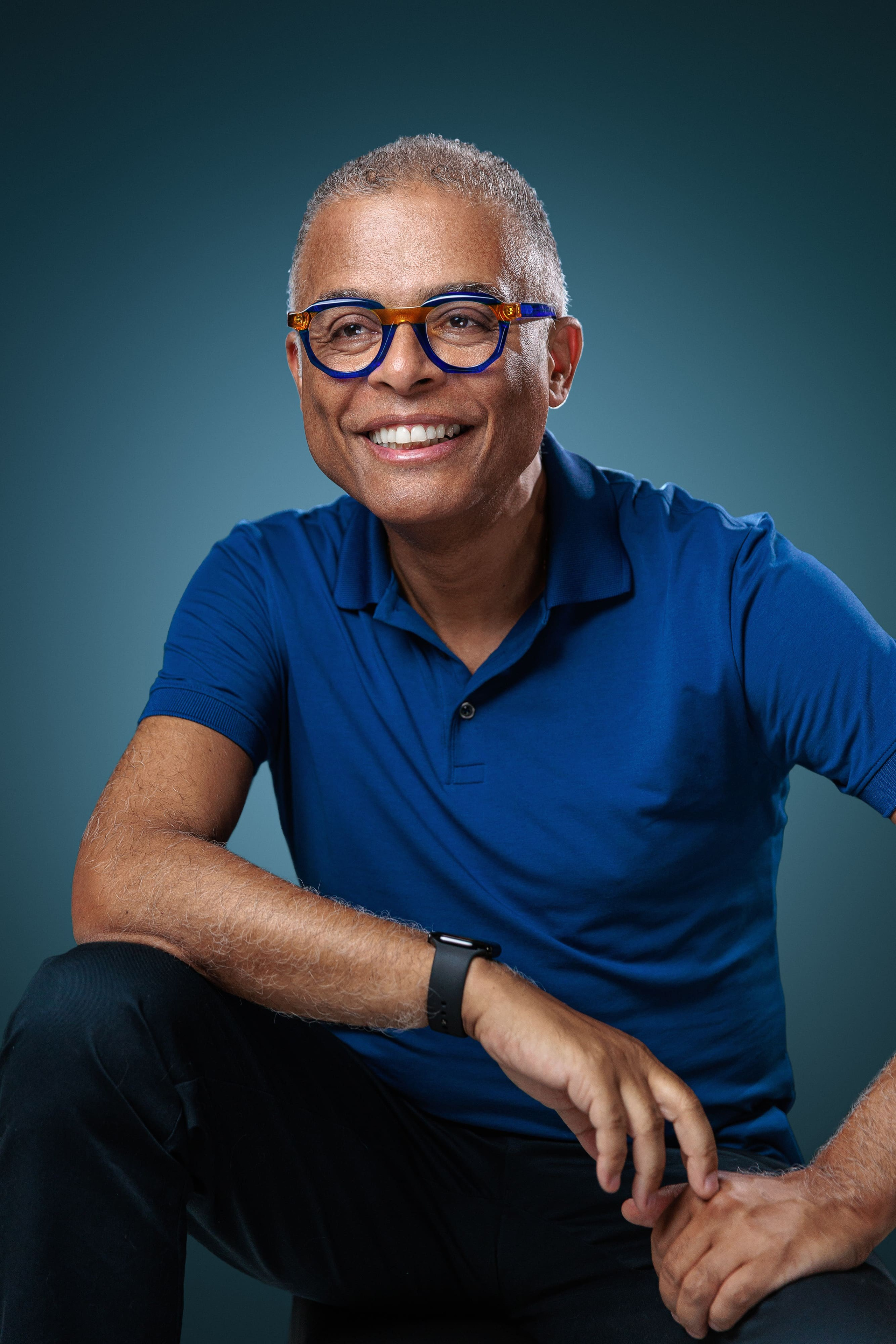 Ensaio corporativo feminino em estúdio no Tucuruvi, São Paulo, para advogada. Retratos profissionais que transmitem credibilidade, confiança e autoridade, fortalecendo sua imagem profissional e presença digital.