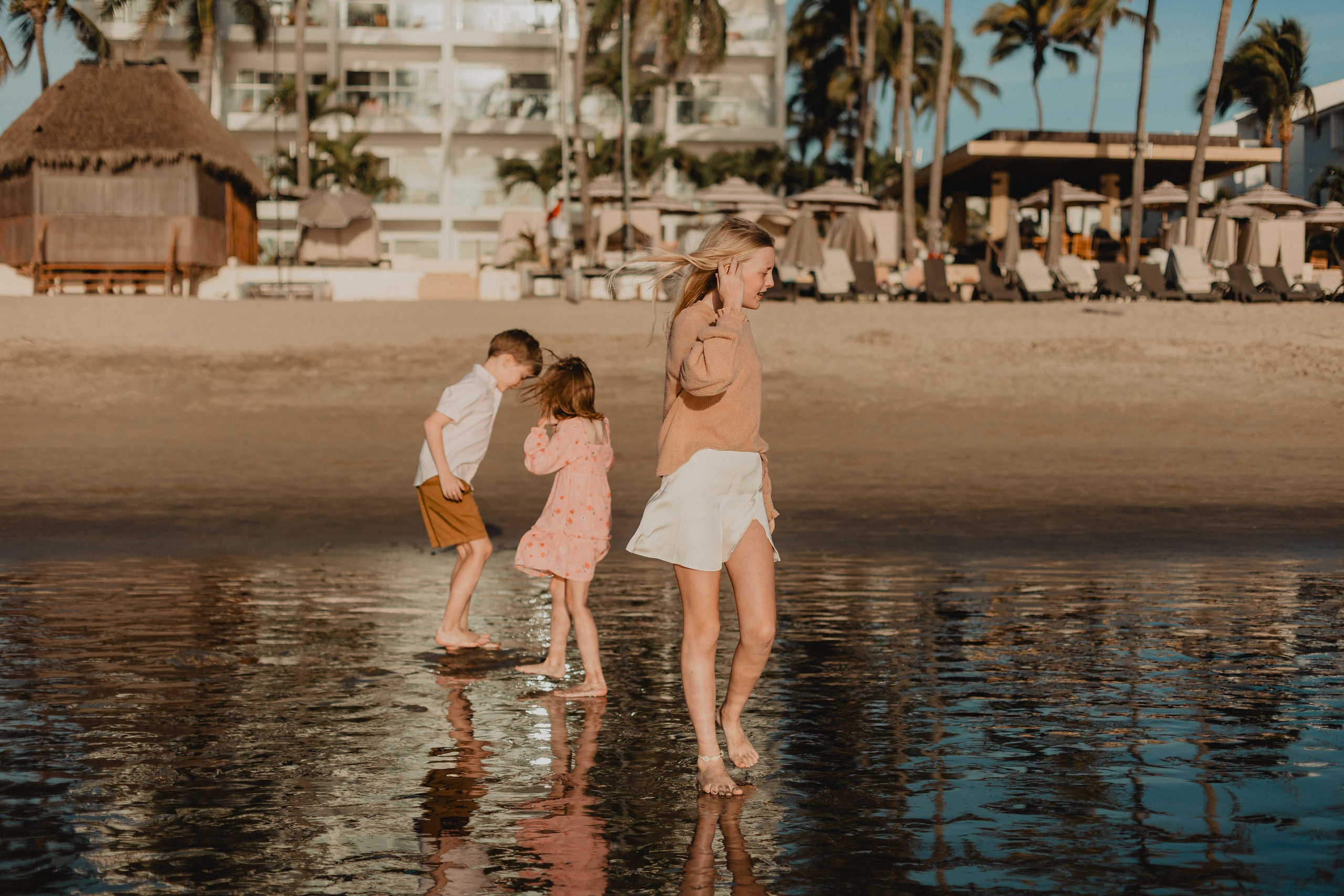 Laughter, Sand, and Sea: A Family Session in Nuevo Vallarta. Fotógrafo de Bodas en Puerto Vallarta y Riviera Nayarit | VL photo & film