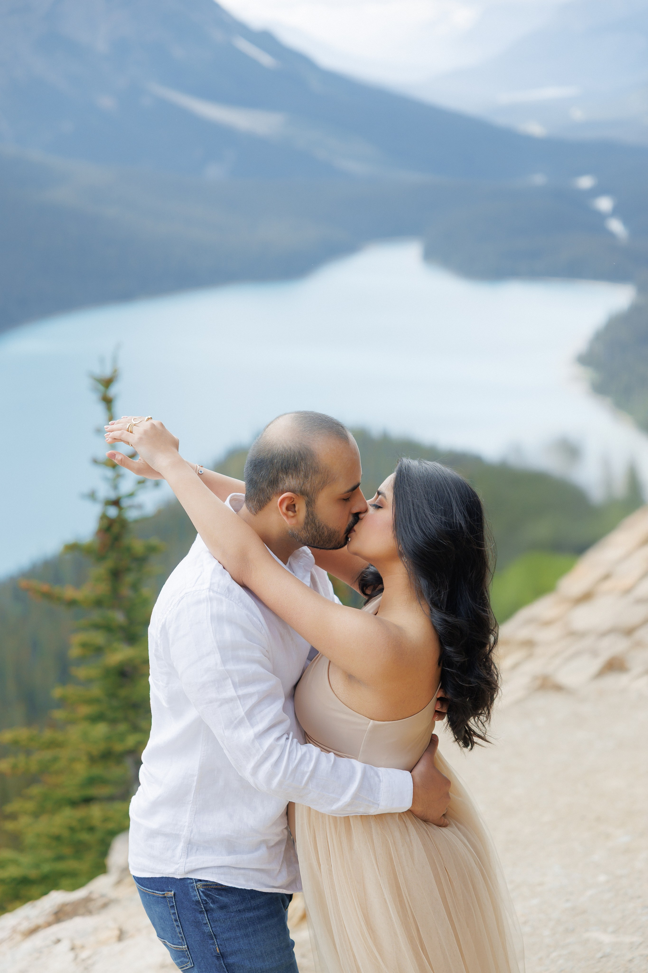 Mountain maternity shoot. Photographer Elvira Hryshchenko