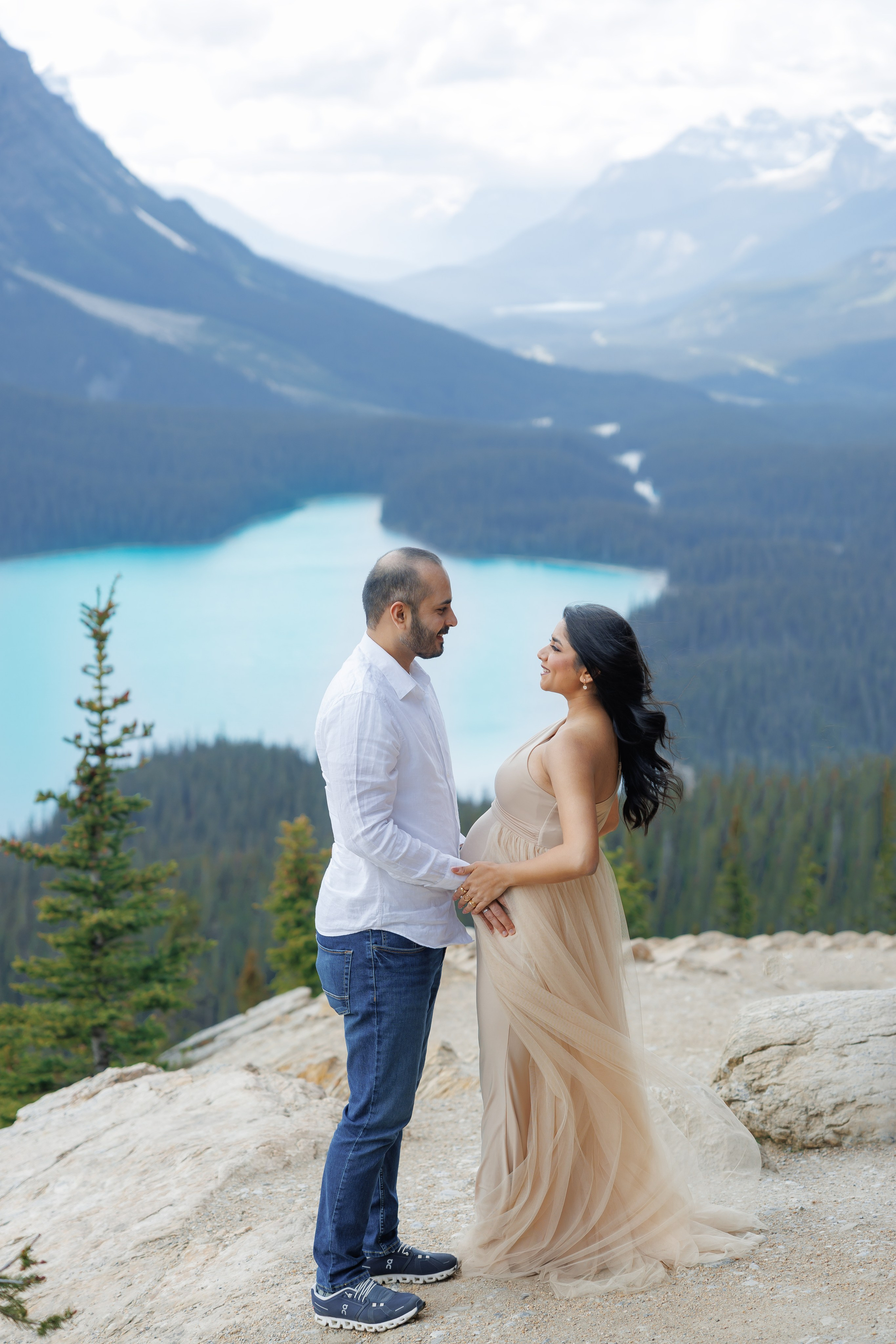 Mountain maternity shoot. Photographer Elvira Hryshchenko