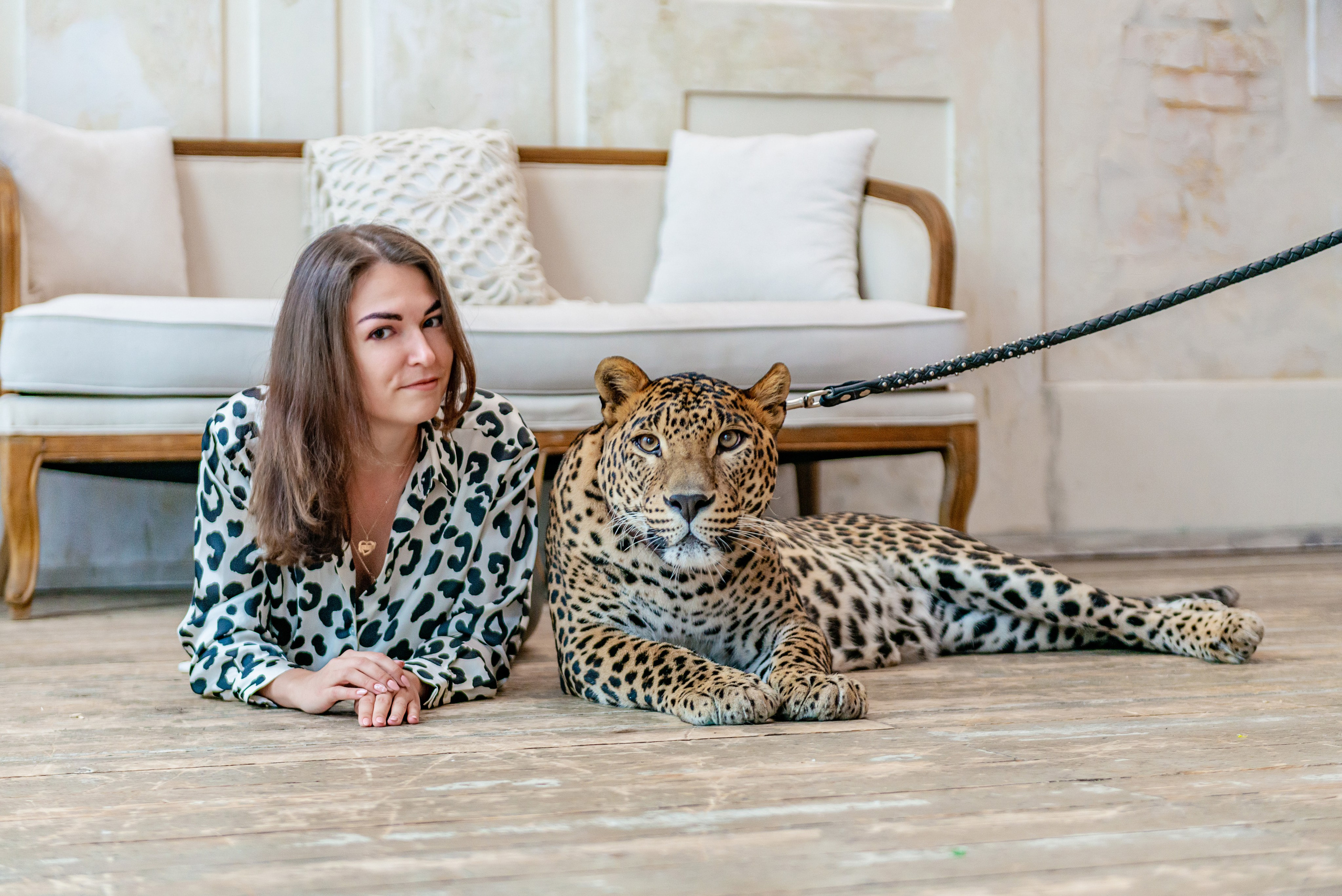 Photosession in the studio with a leopard. PHOTOGRAPHER QUINTANA ROO
