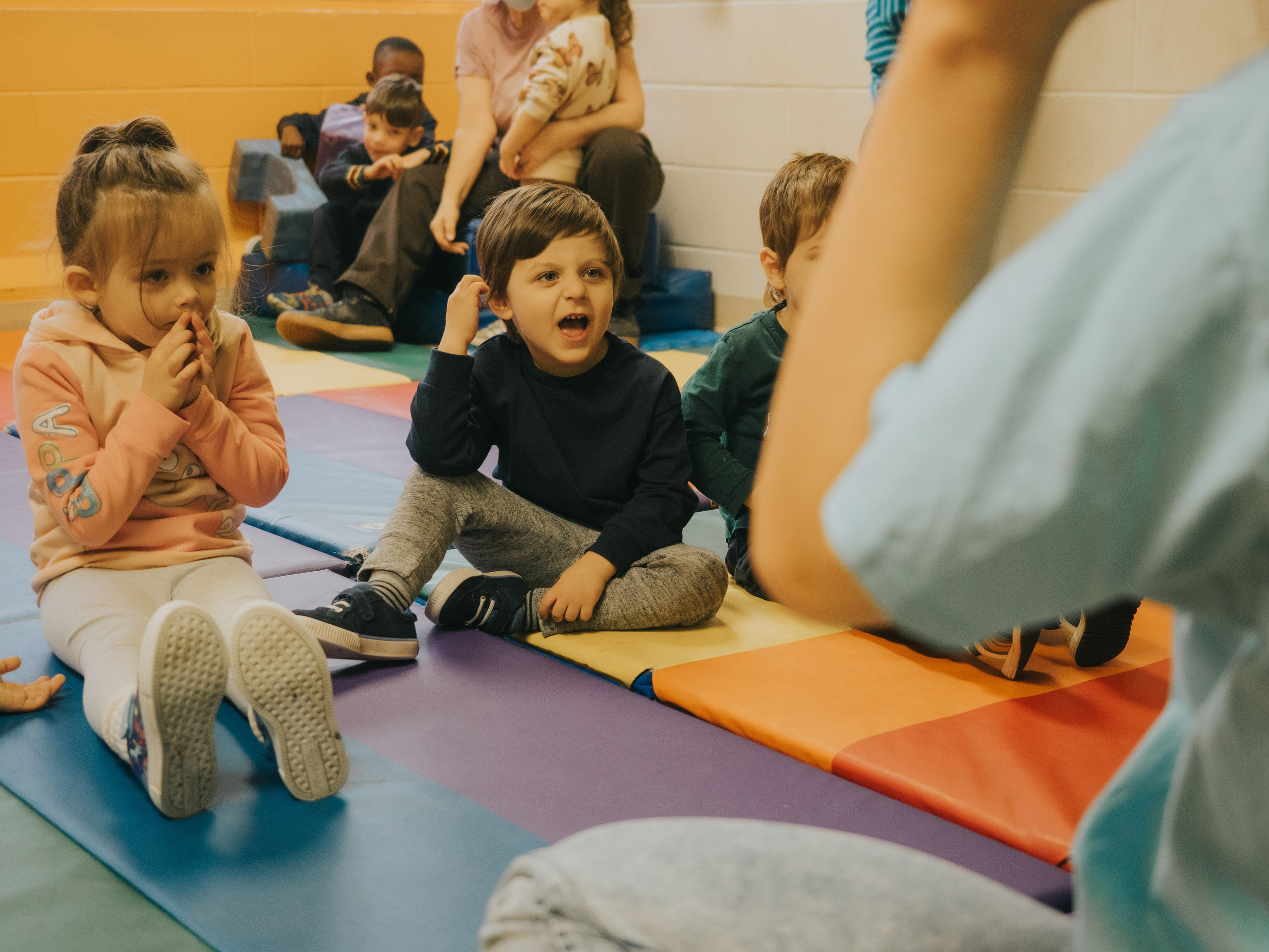 Enfants en CPE qui regardent vers la prof de danse.