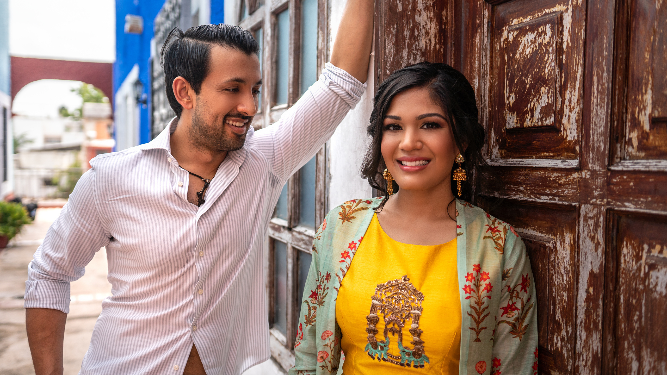 Cozy and romantic photo of a couple enjoying golden hour light on traditional Mexican stairs in Cancún, captured by a Cancun-based storytelling photographer.