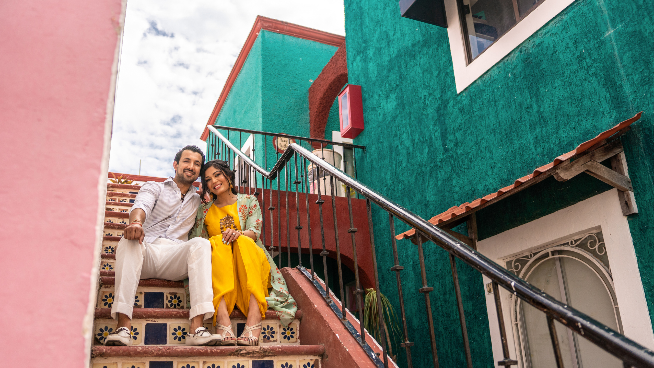 Warm and emotional couple portrait framed by iconic Cancún architecture, ideal for travelers seeking professional vacation photography in Mexico.