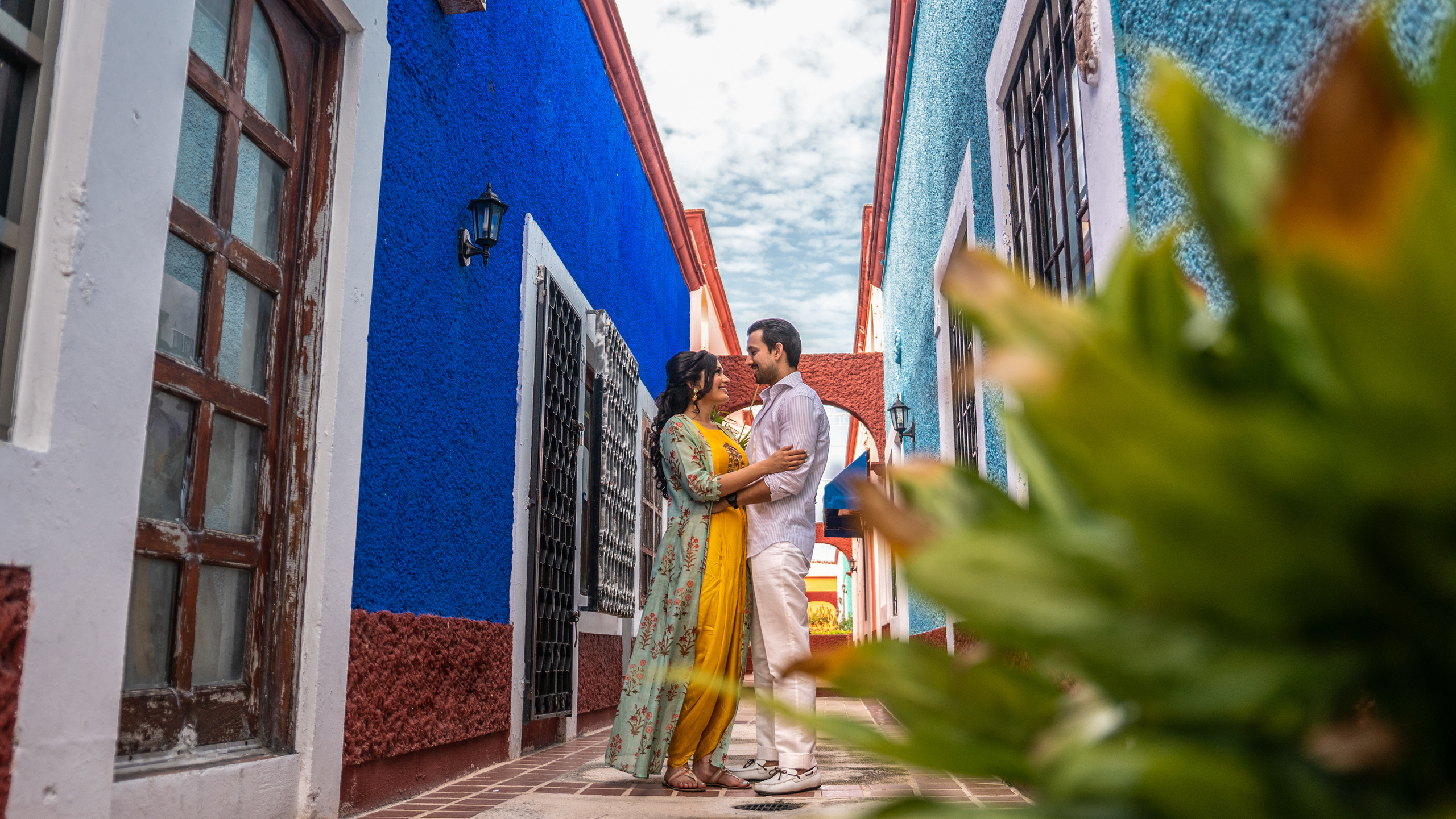 Inspired by local culture and street charm — this Cancún photo shoot for couples captures love in every corner.