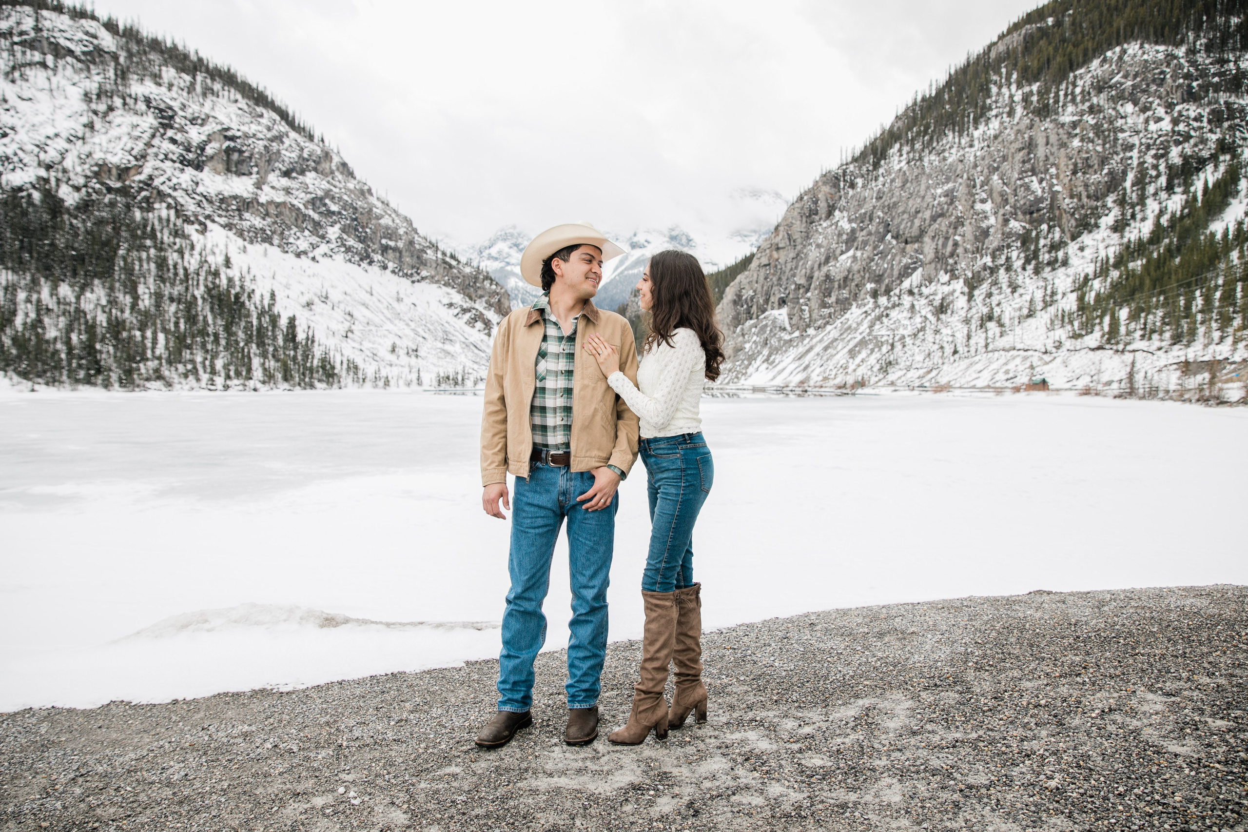 Jorge & Isabel — Canmore. Fotografía accesible en Calgary