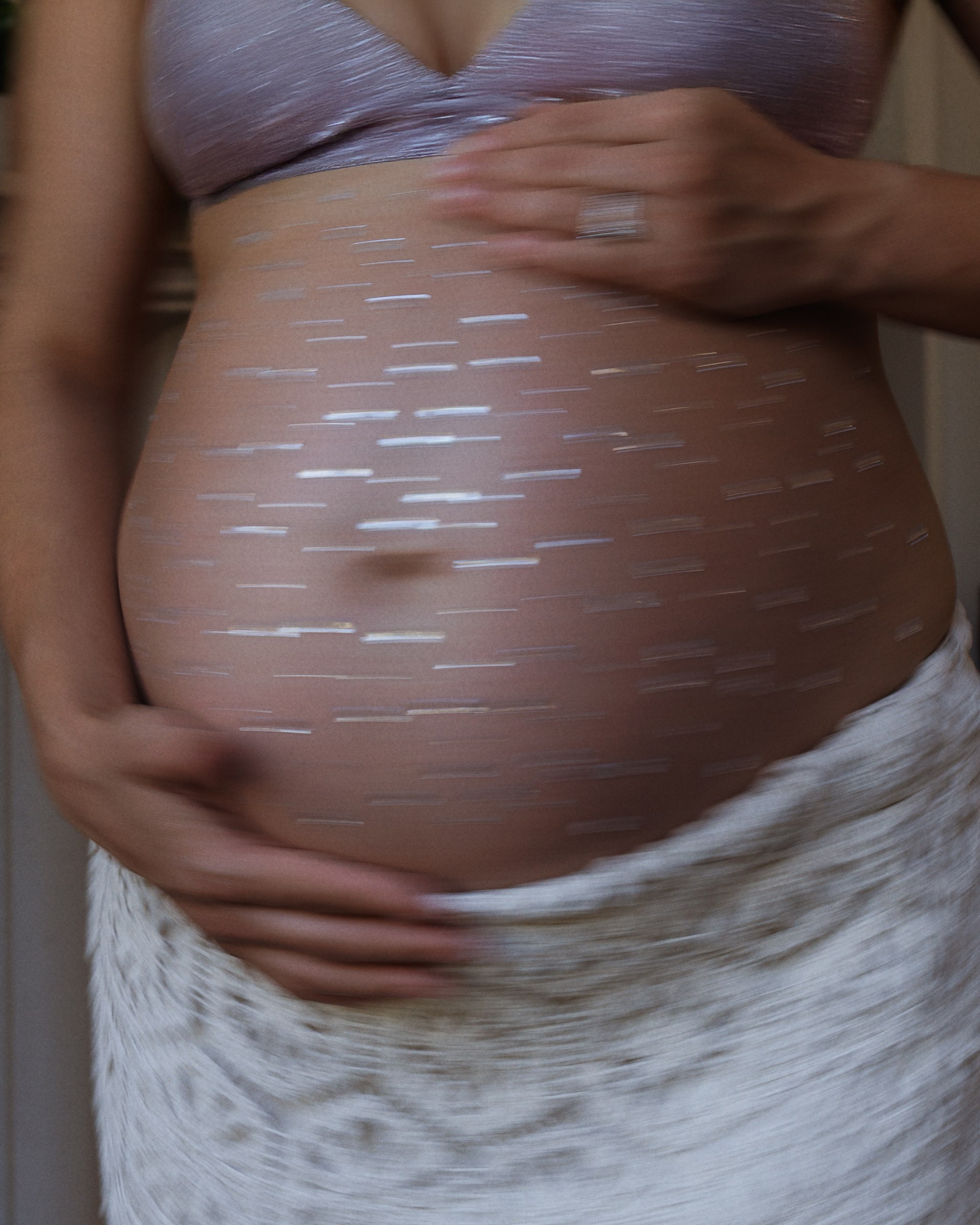 MATERNITY. Je suis photographe portraitiste et je réalise des portraits à toutes les étapes de votre vie! Bienvenue dans mon studio à Westmount, Qc