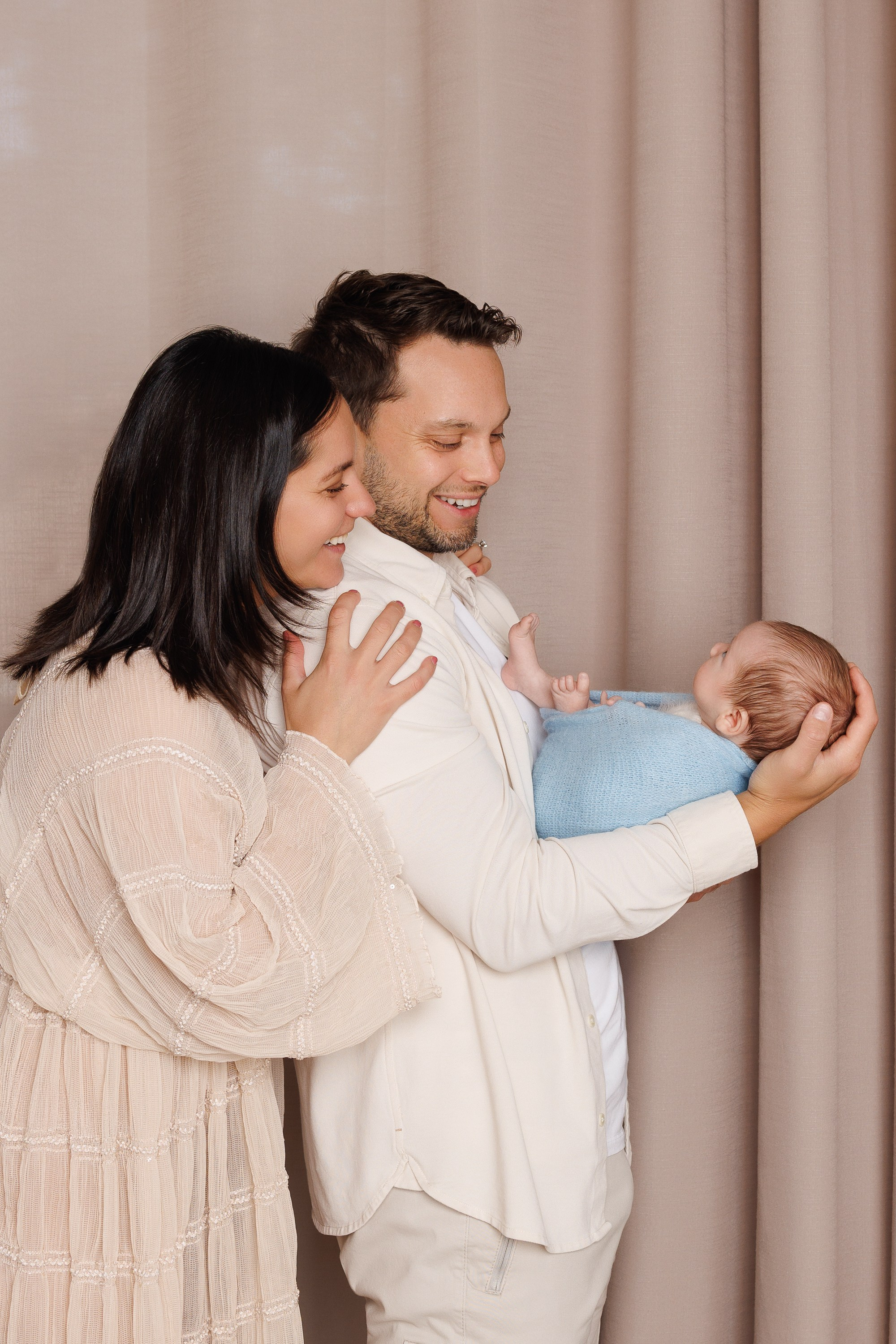 NEWBORN. Je suis photographe portraitiste et je réalise des portraits à toutes les étapes de votre vie! Bienvenue dans mon studio à Westmount, Qc