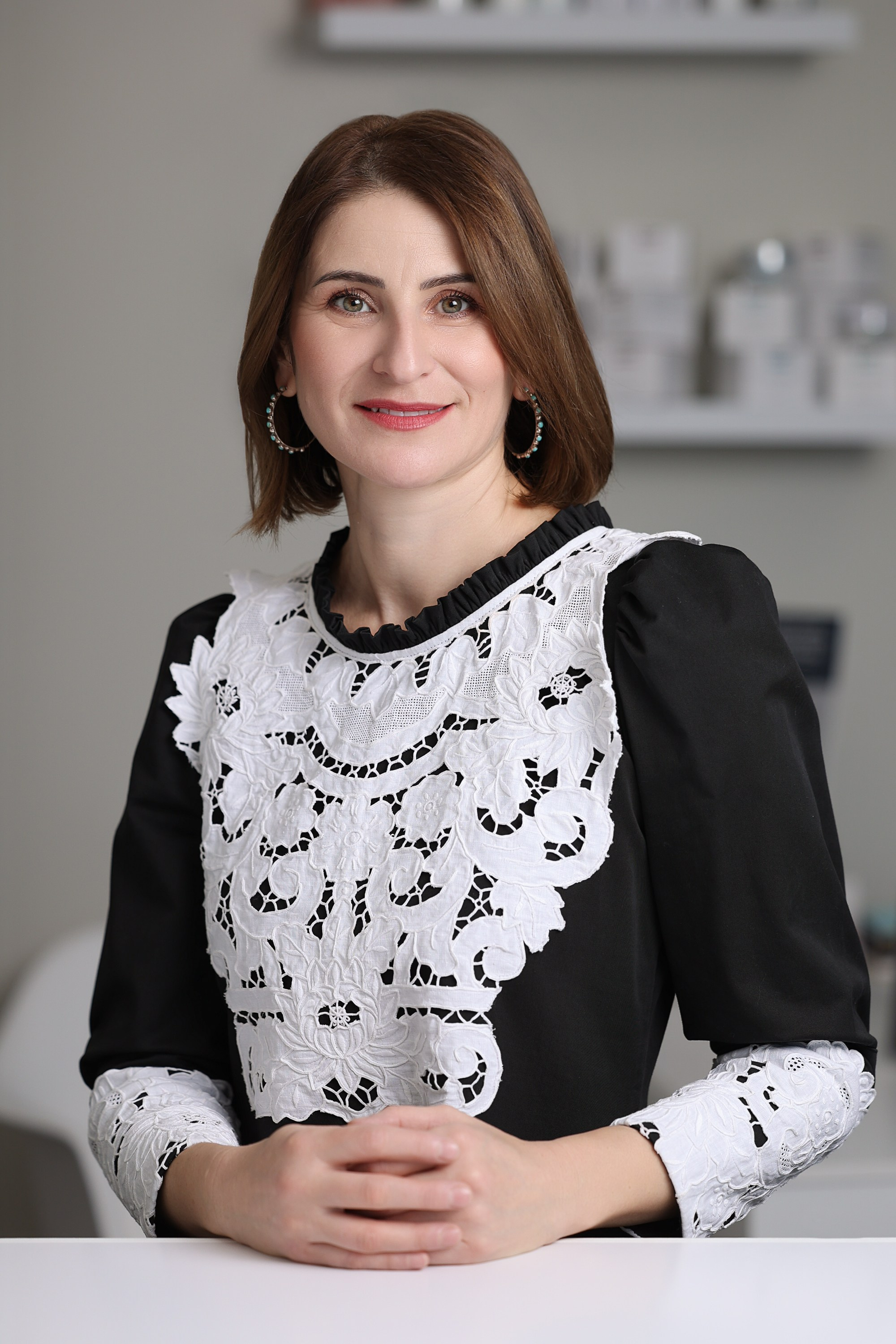 Violeta Sili, Esthéticienne/Beautician. Je suis photographe portraitiste et je réalise des portraits à toutes les étapes de votre vie! Bienvenue dans mon studio à Westmount, Qc