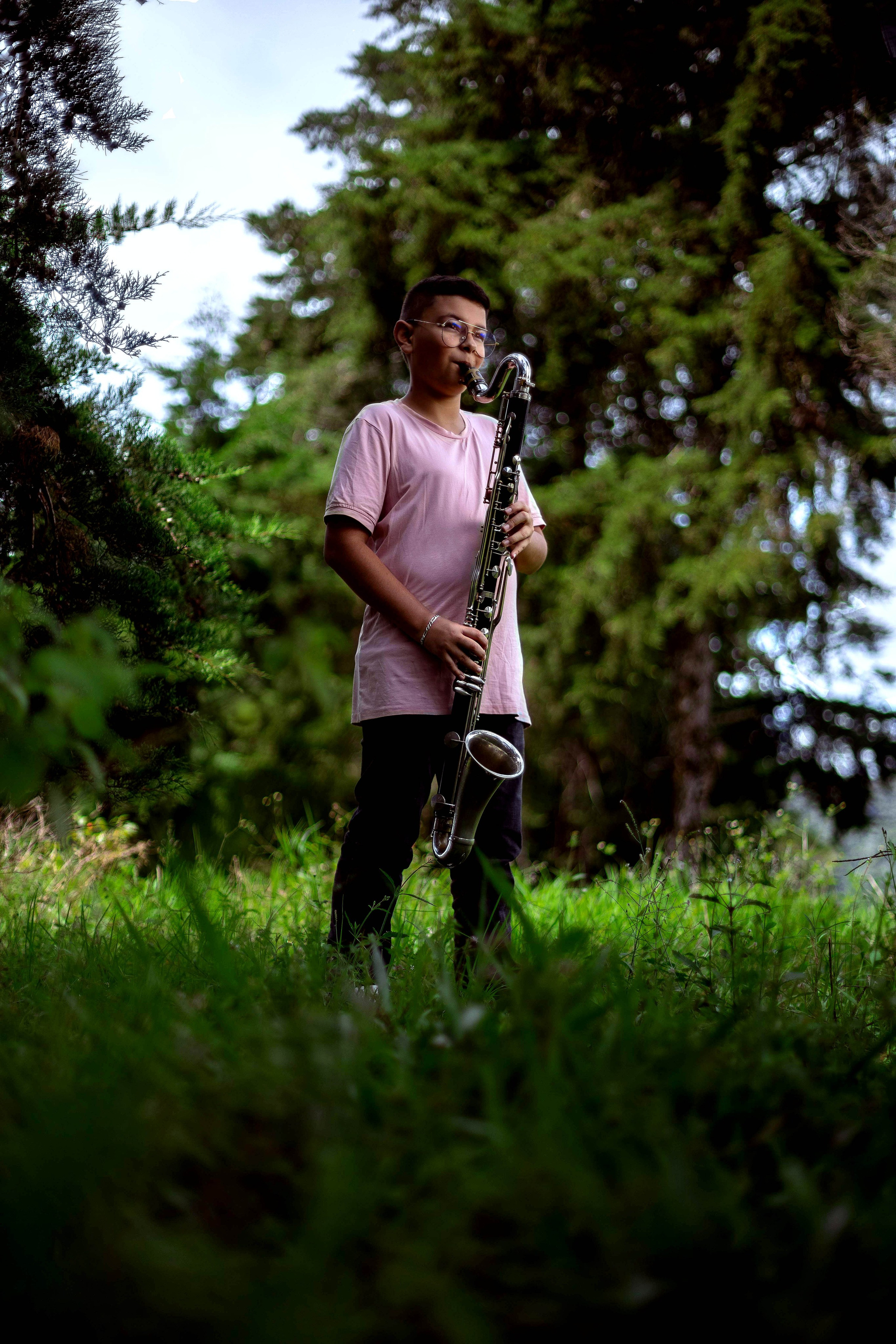 Clarinetista en el río fotografías artísticas que viva la música fotografía profesional infantil