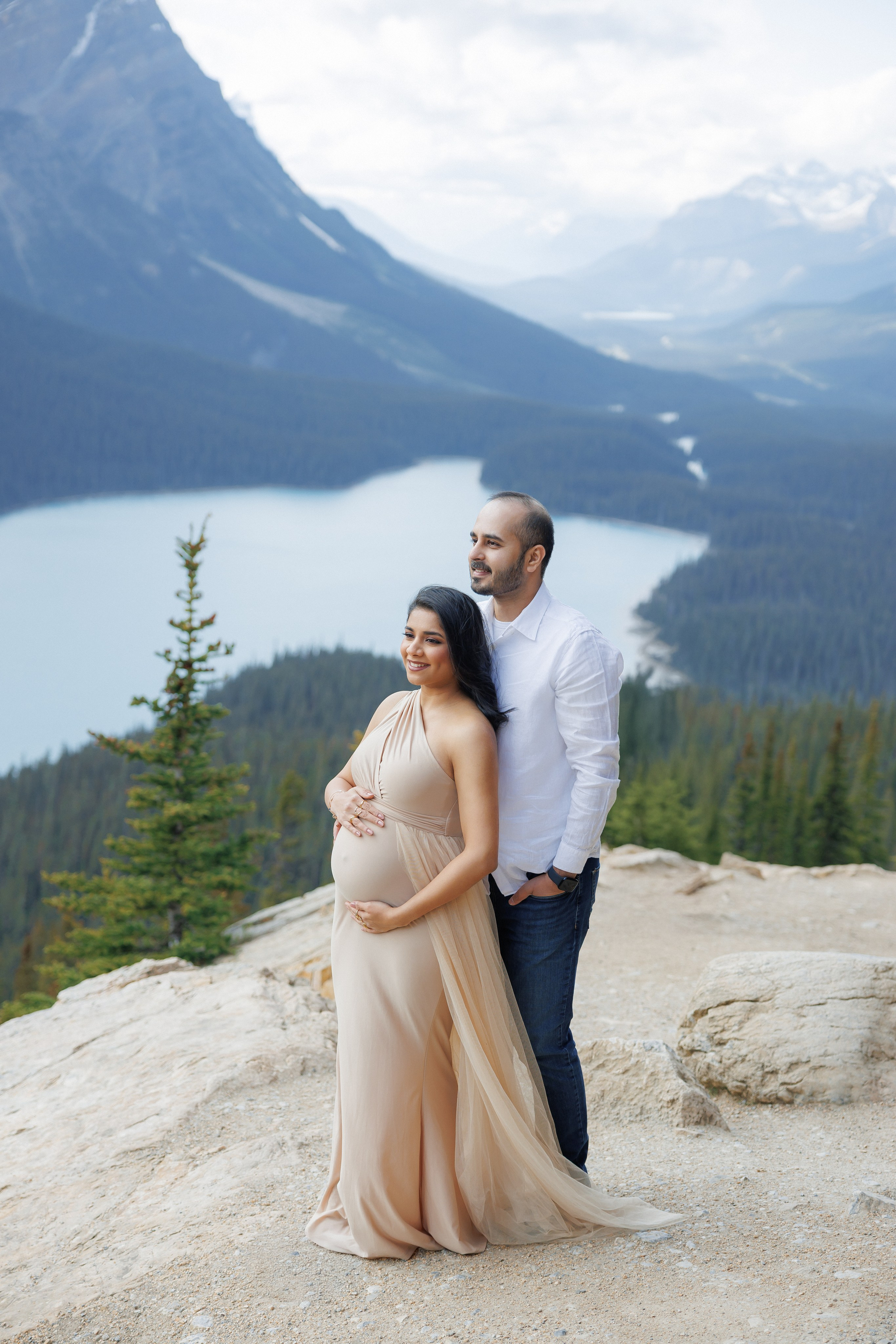 Mountain maternity shoot. Photographer Elvira Hryshchenko