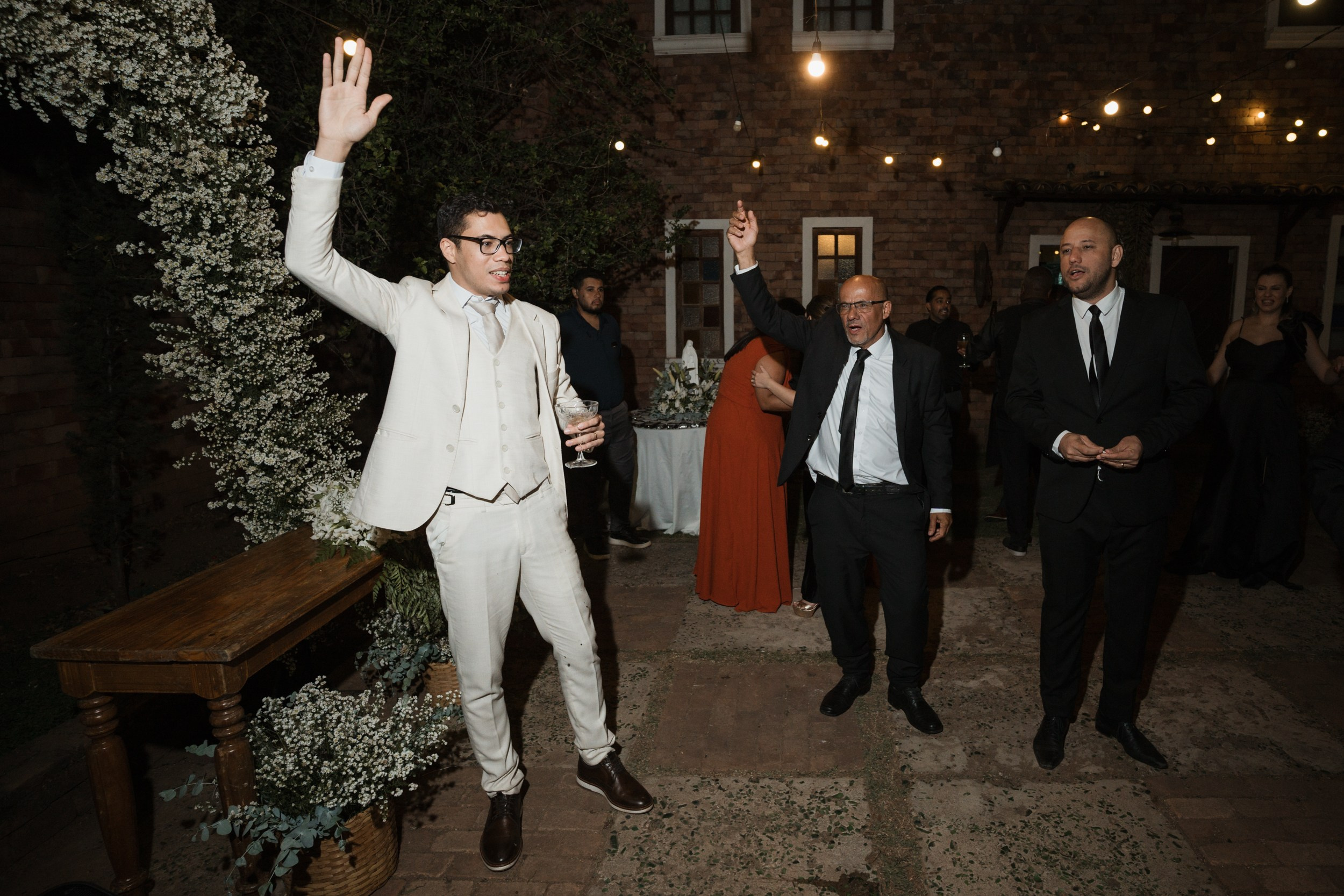 Fotografia de casamento documental em Belo Horizonte no Vila Rica Pampulha. Edu e Josi Fotografia registrando emoções reais no casamento de Elizabeth e João.