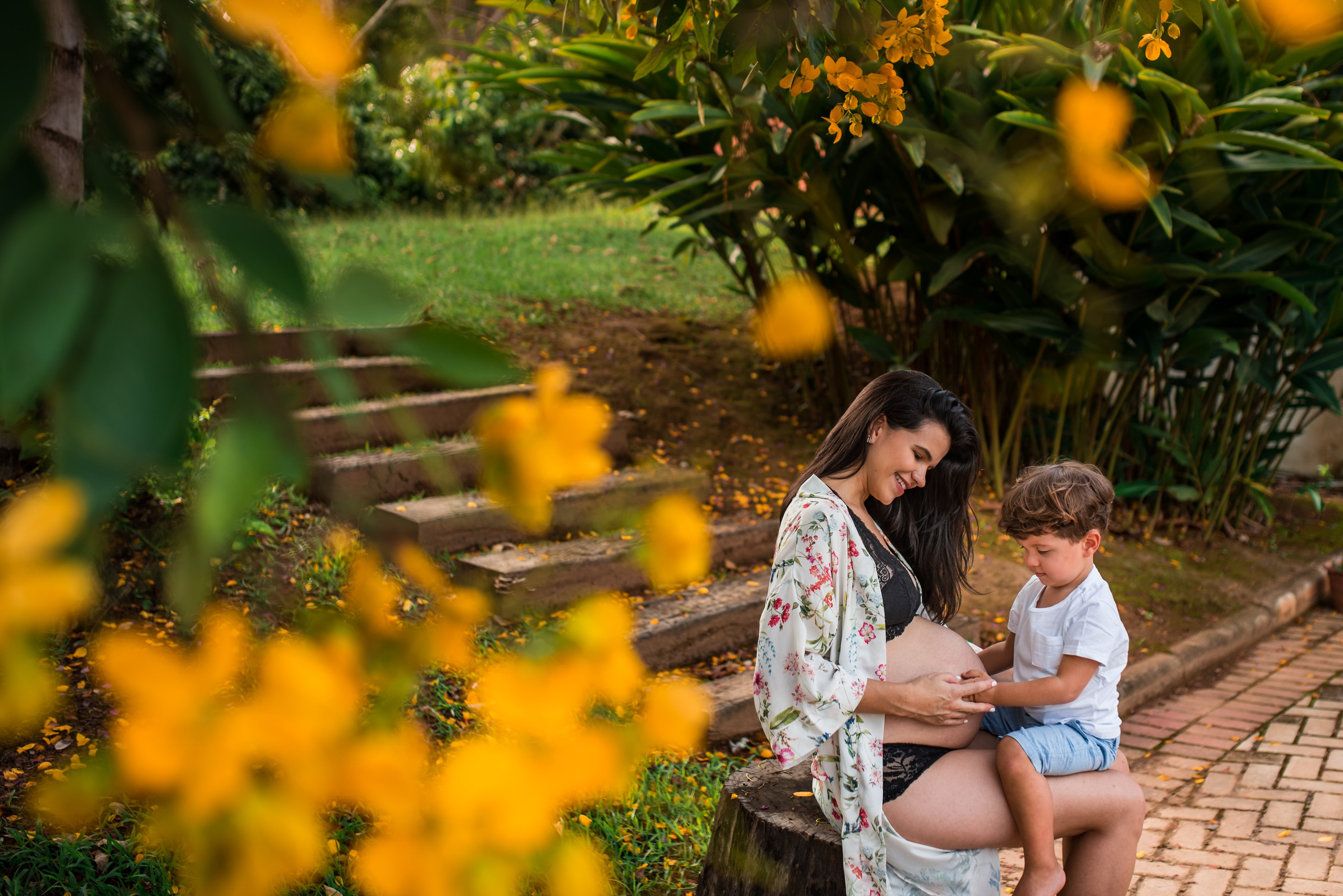 Fotografia gestante com filha em jardim florido, ensaio lifestyle em Juiz de Fora