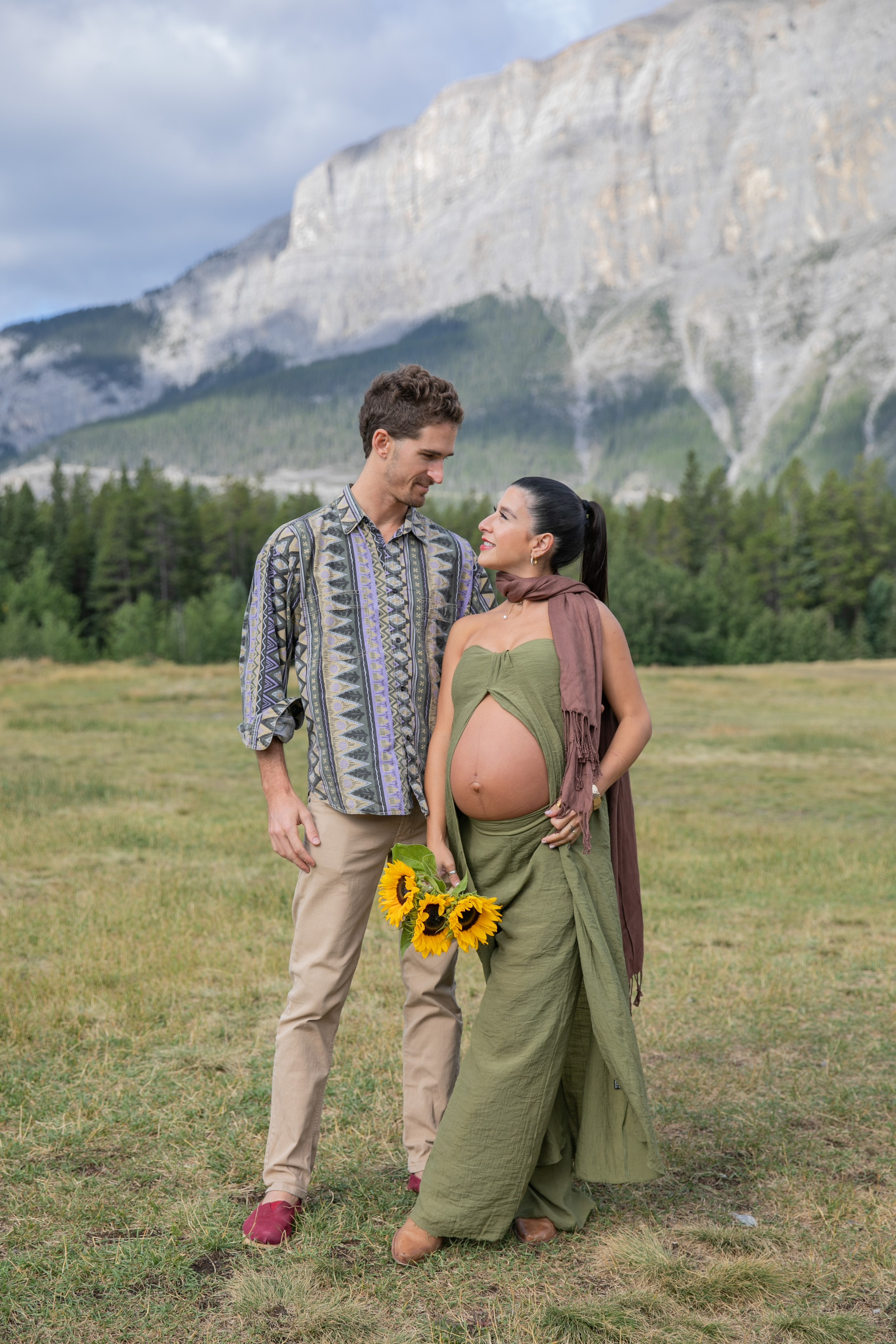 Maternity Photos — Canmore — Daniella. Fotografía accesible en Calgary