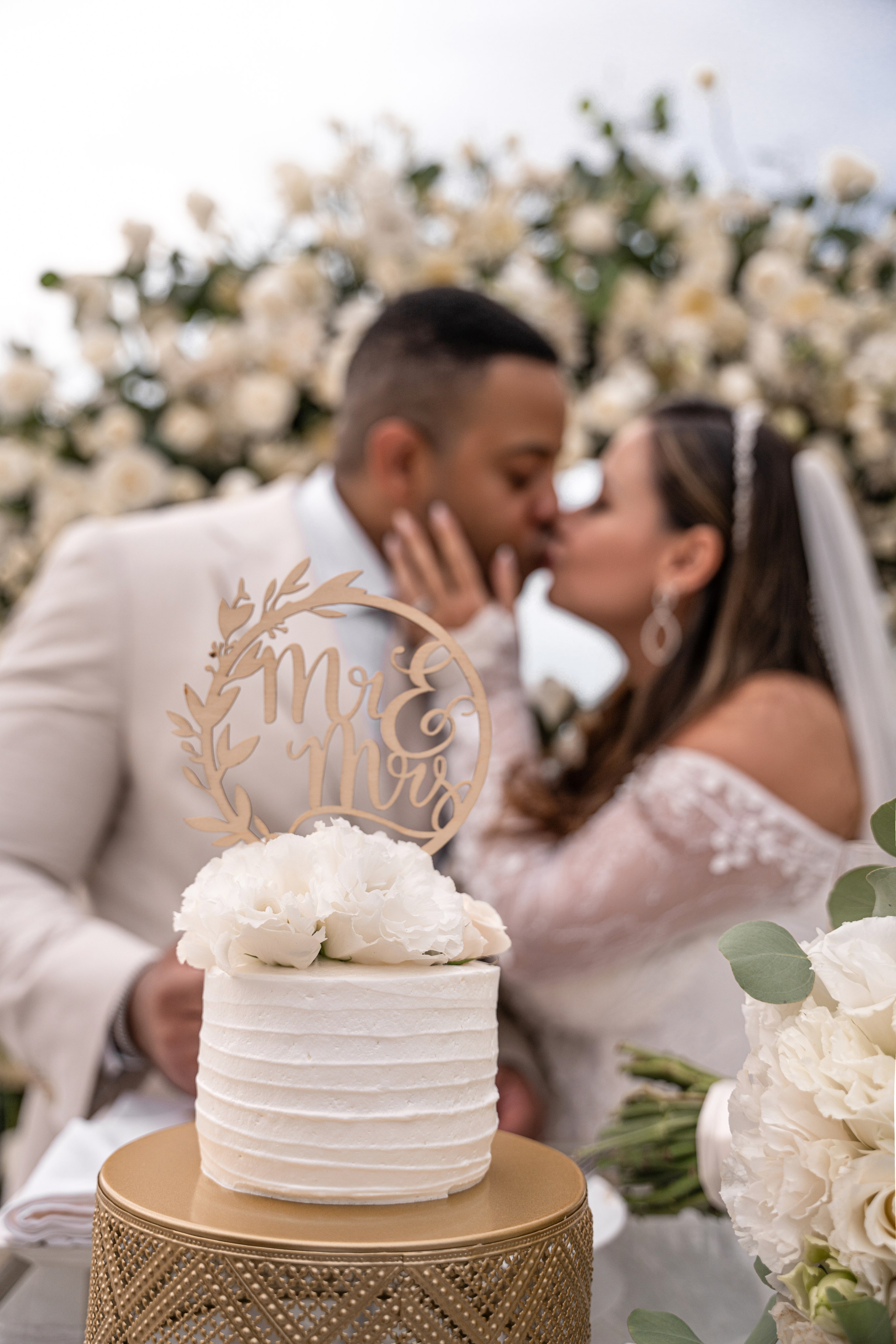 Wedding cake photo session captured professionally in Mexico