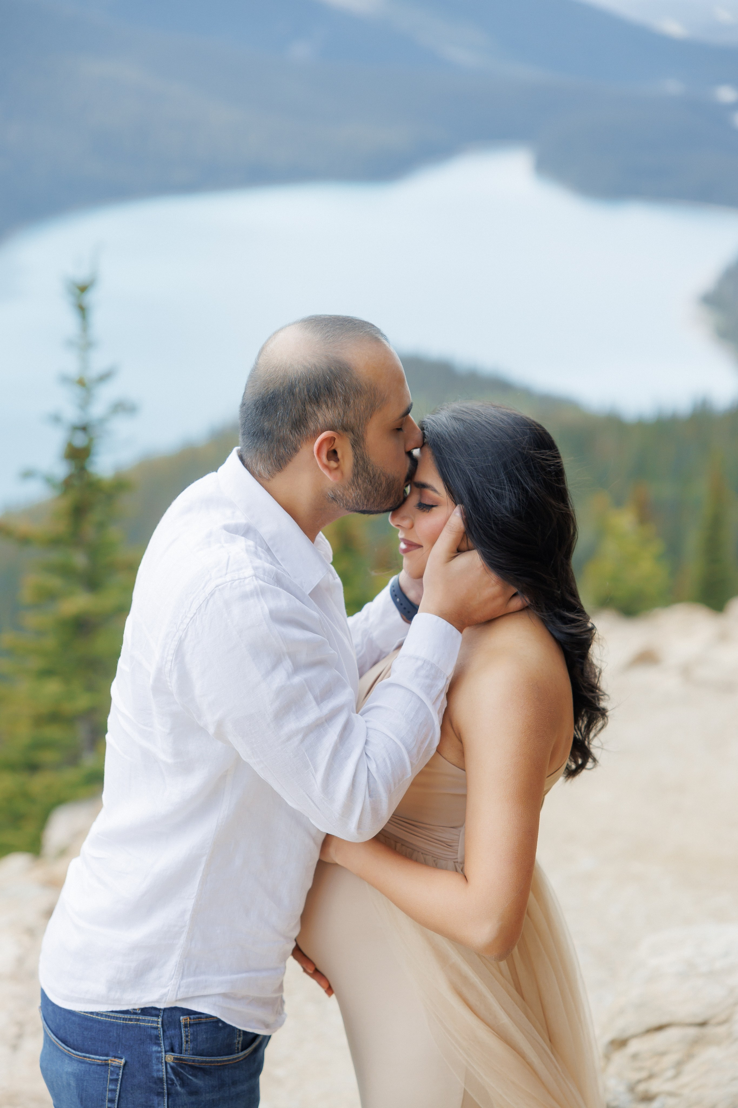 Mountain maternity shoot. Photographer Elvira Hryshchenko