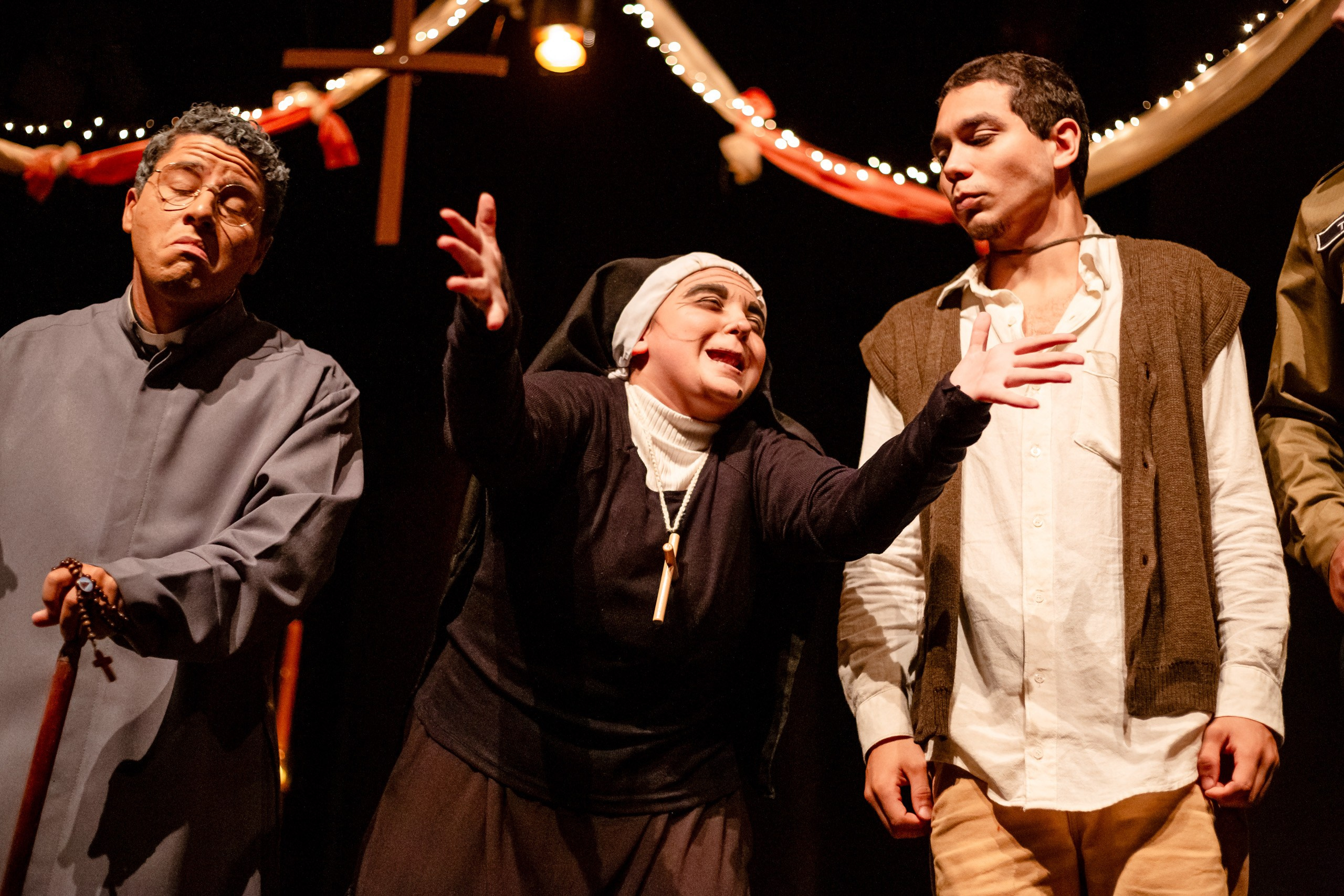 Fotografia de espetáculo teatral Auto da Compadecida do grupo de teatro Anchieta Arte Cênica