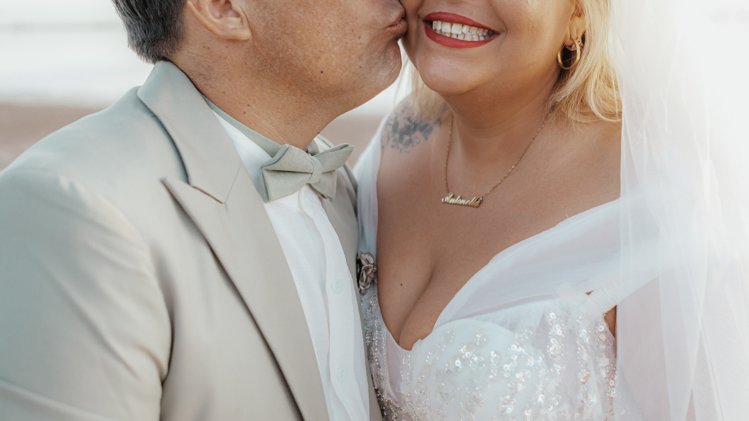 sesion-trash-the-dress-novios-atardecer