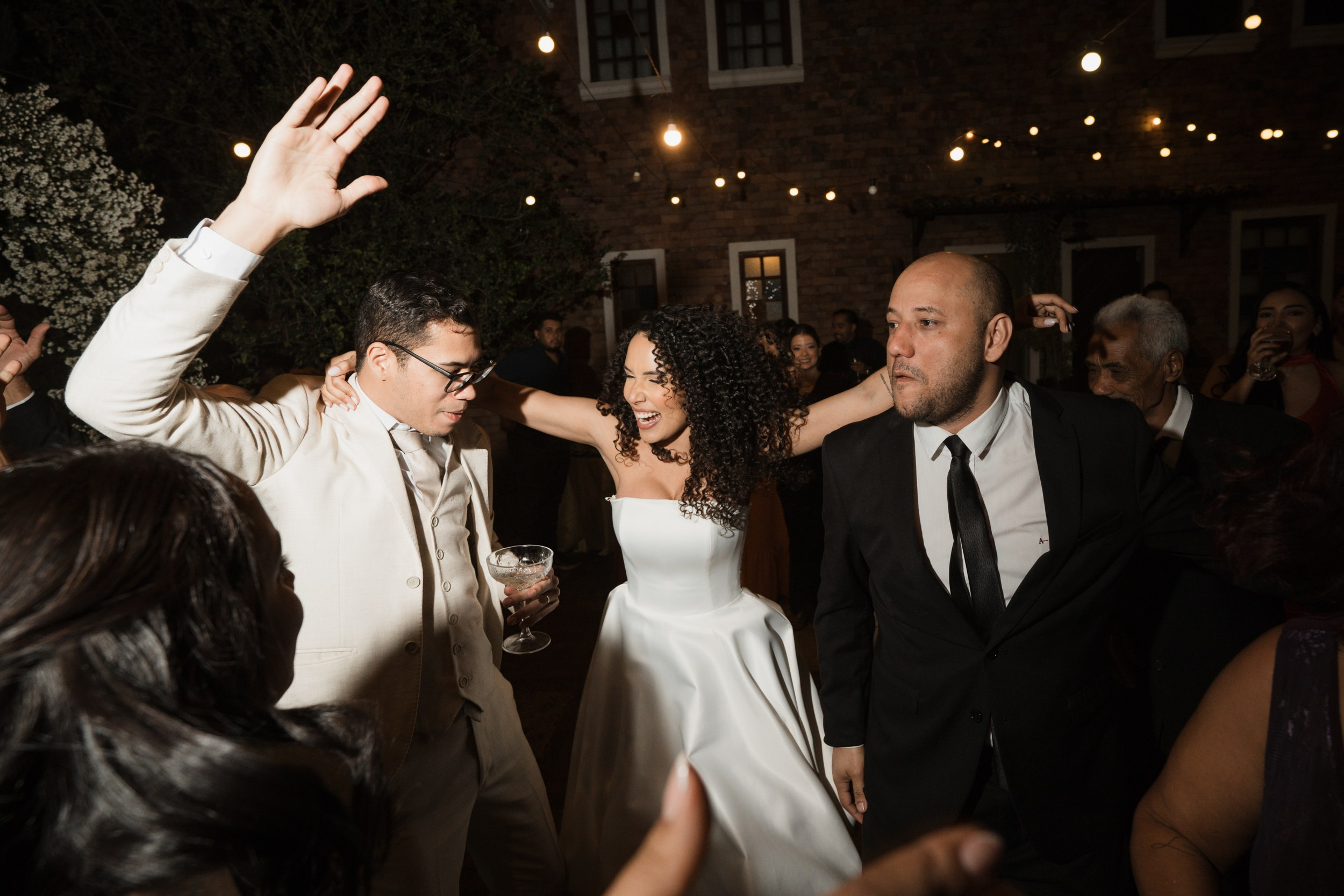Casamento de Elizabeth e João no Vila Rica Pampulha em BH com cobertura da Edu e Josi Fotografia. Fotografias espontâneas, leves e atemporais do grande dia.