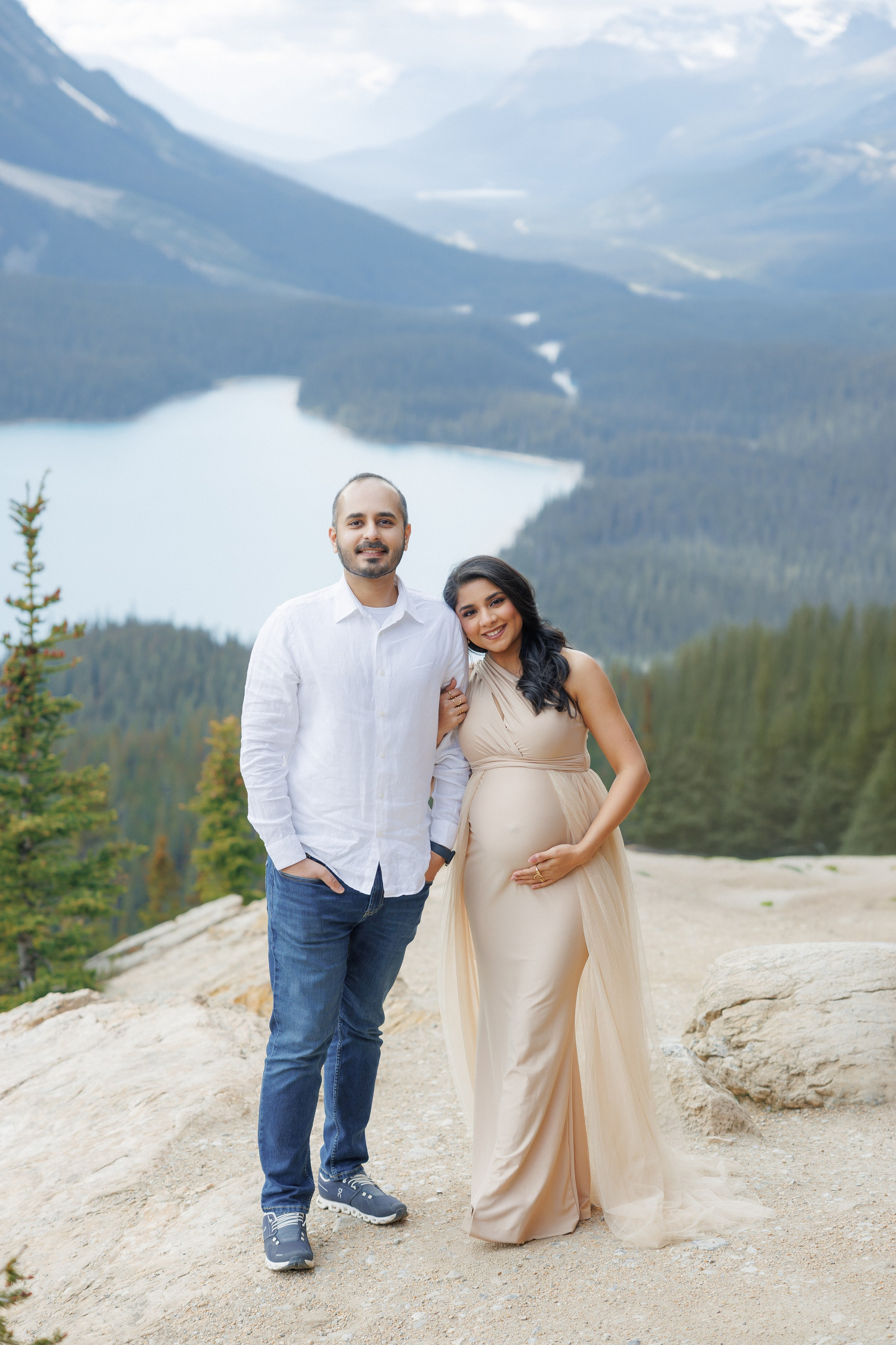 Mountain maternity shoot. Photographer Elvira Hryshchenko